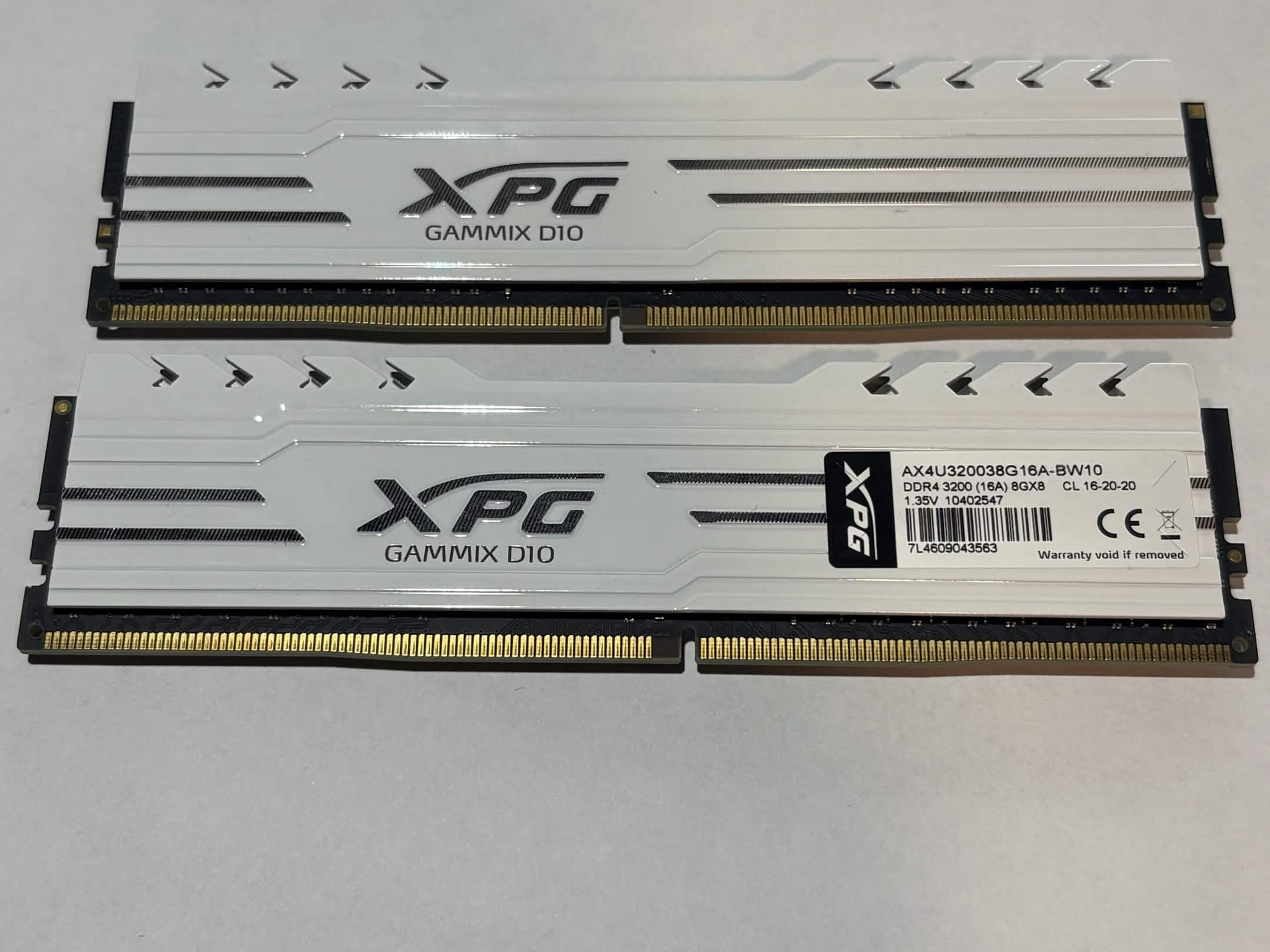 XPG Gammix D10 16GB (2x8GB) DDR4 3200MHz CL16 RAM White