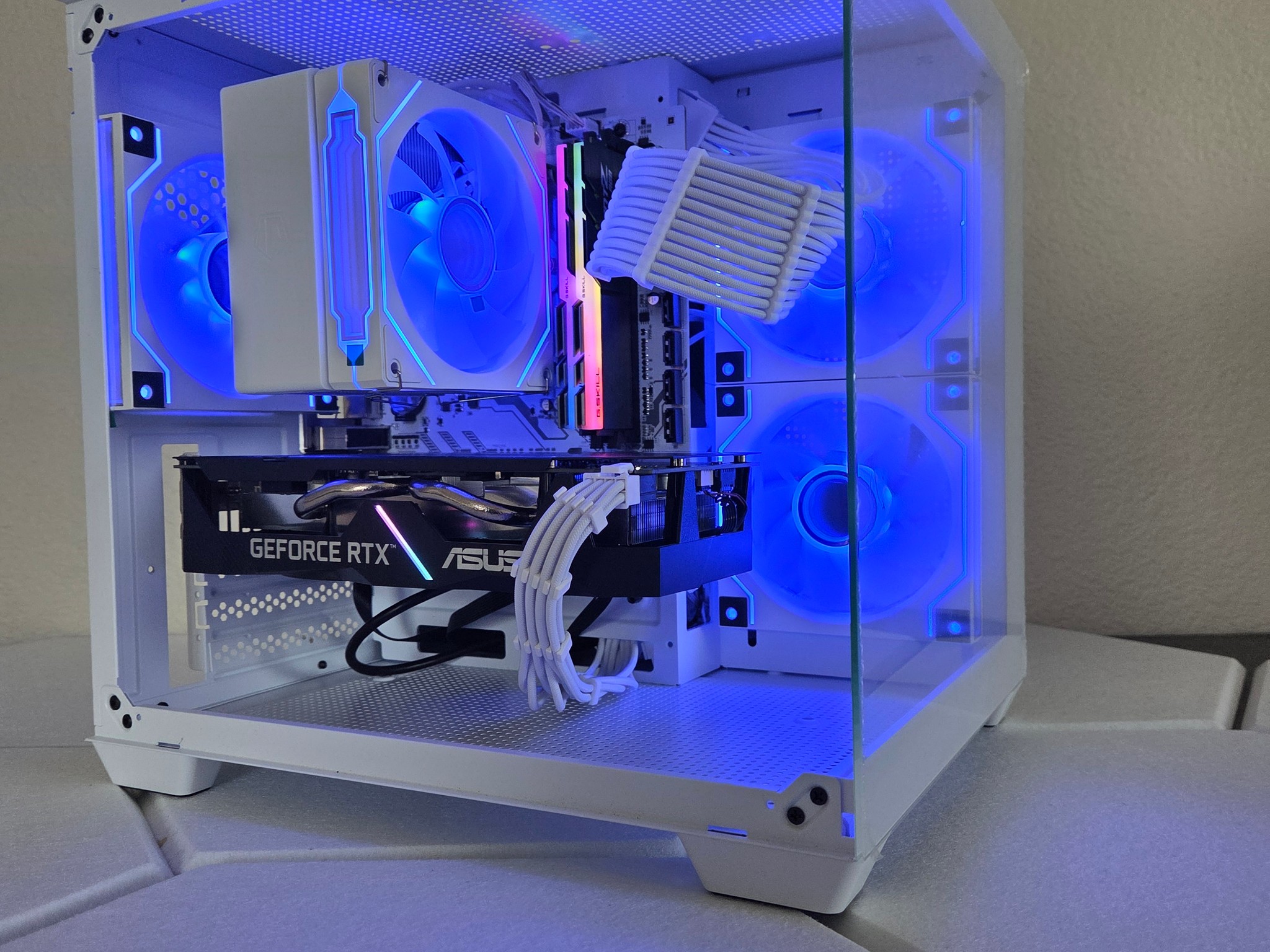 ❄️ Frost Neon Flow – RTX 2060 12GB Gaming PC 🤍
