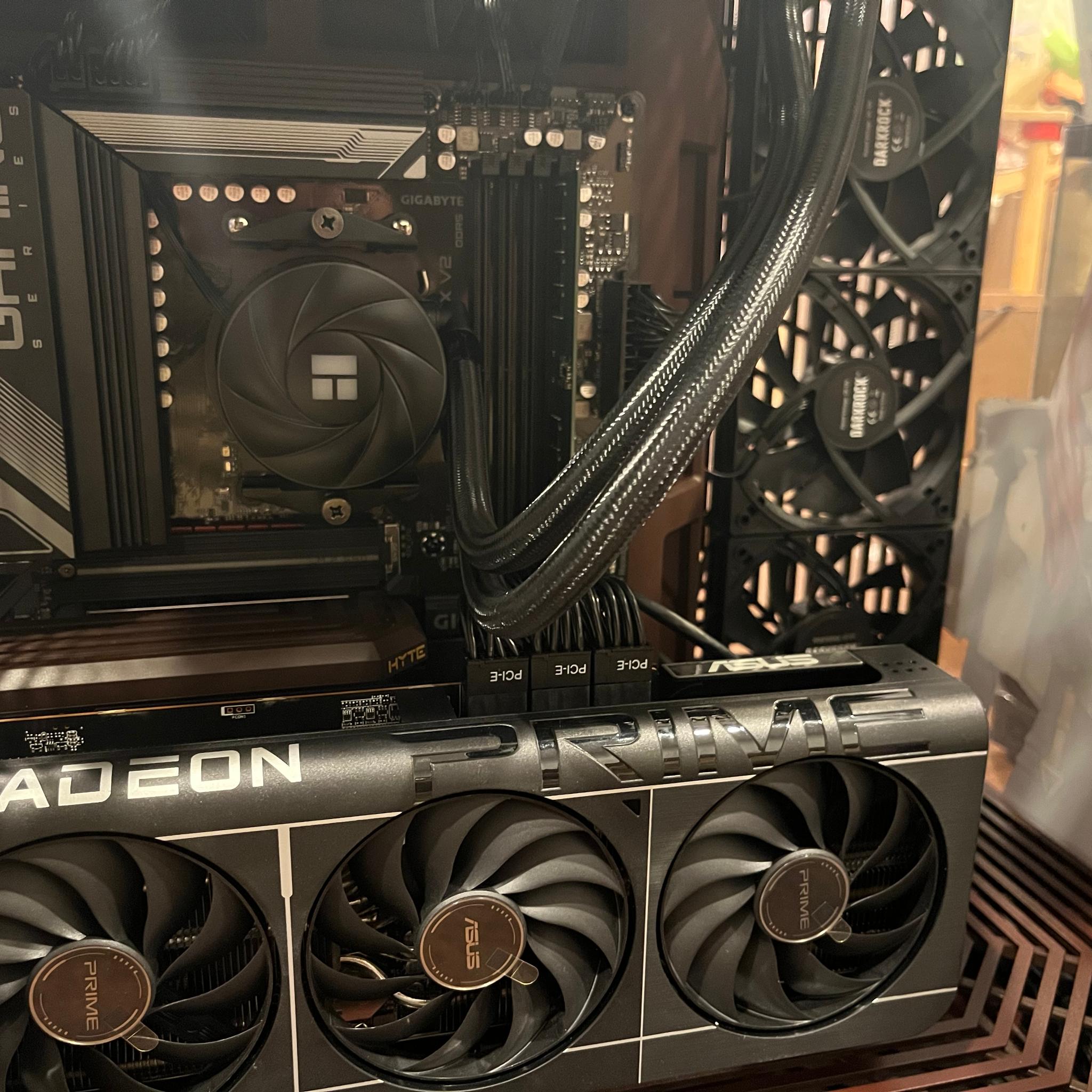 Metaphor Re:Fantazio Hyte Y70 + Gaming Beast 9070XT 7600X3D 16GB DDR5 512GB NVMe