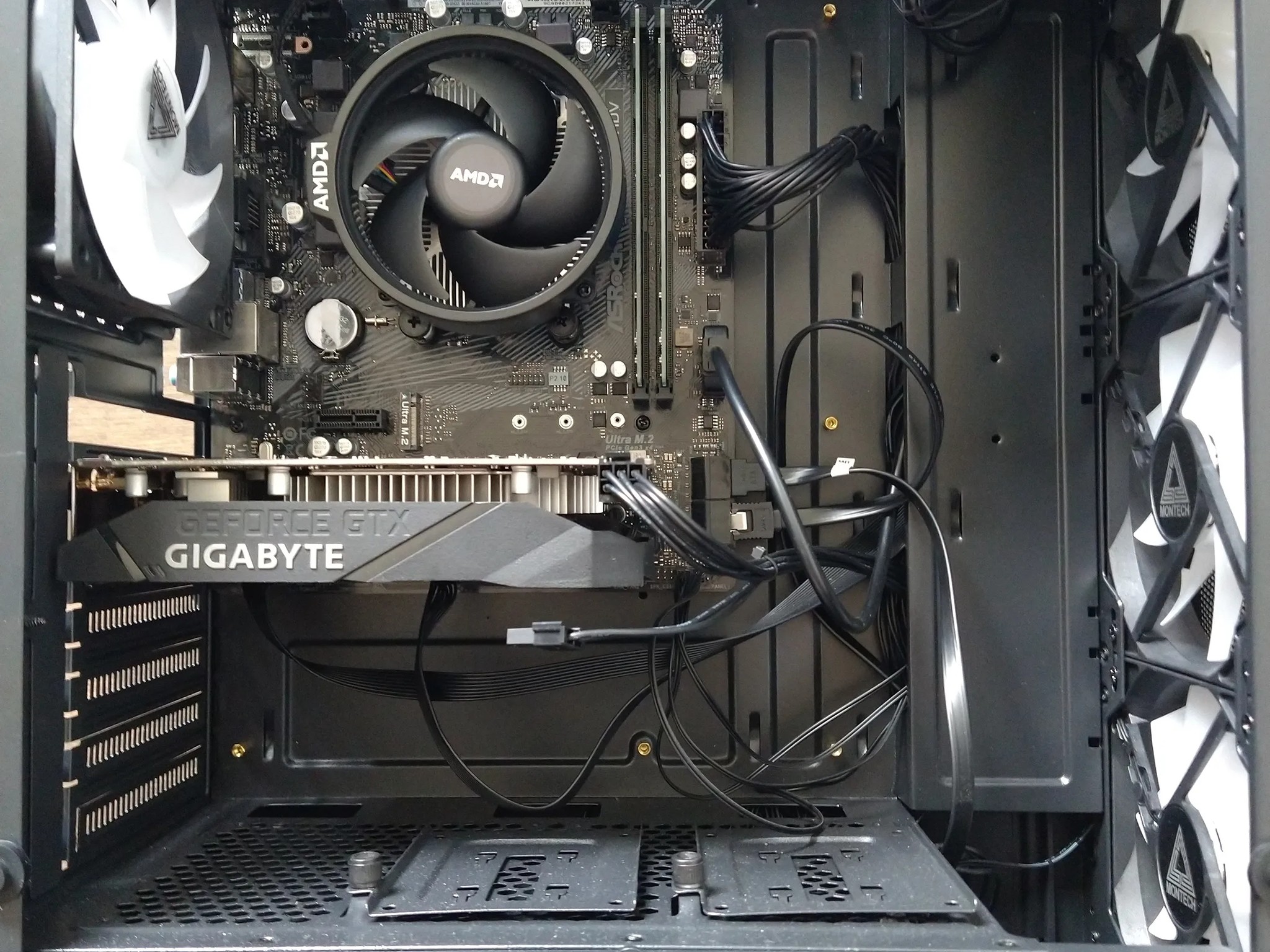 PC Gaming Desktop - GTX 1650 Super + Ryzen 5 4500 - 16GB RAM - 223GB SSD - Windows 10 - RGB Case