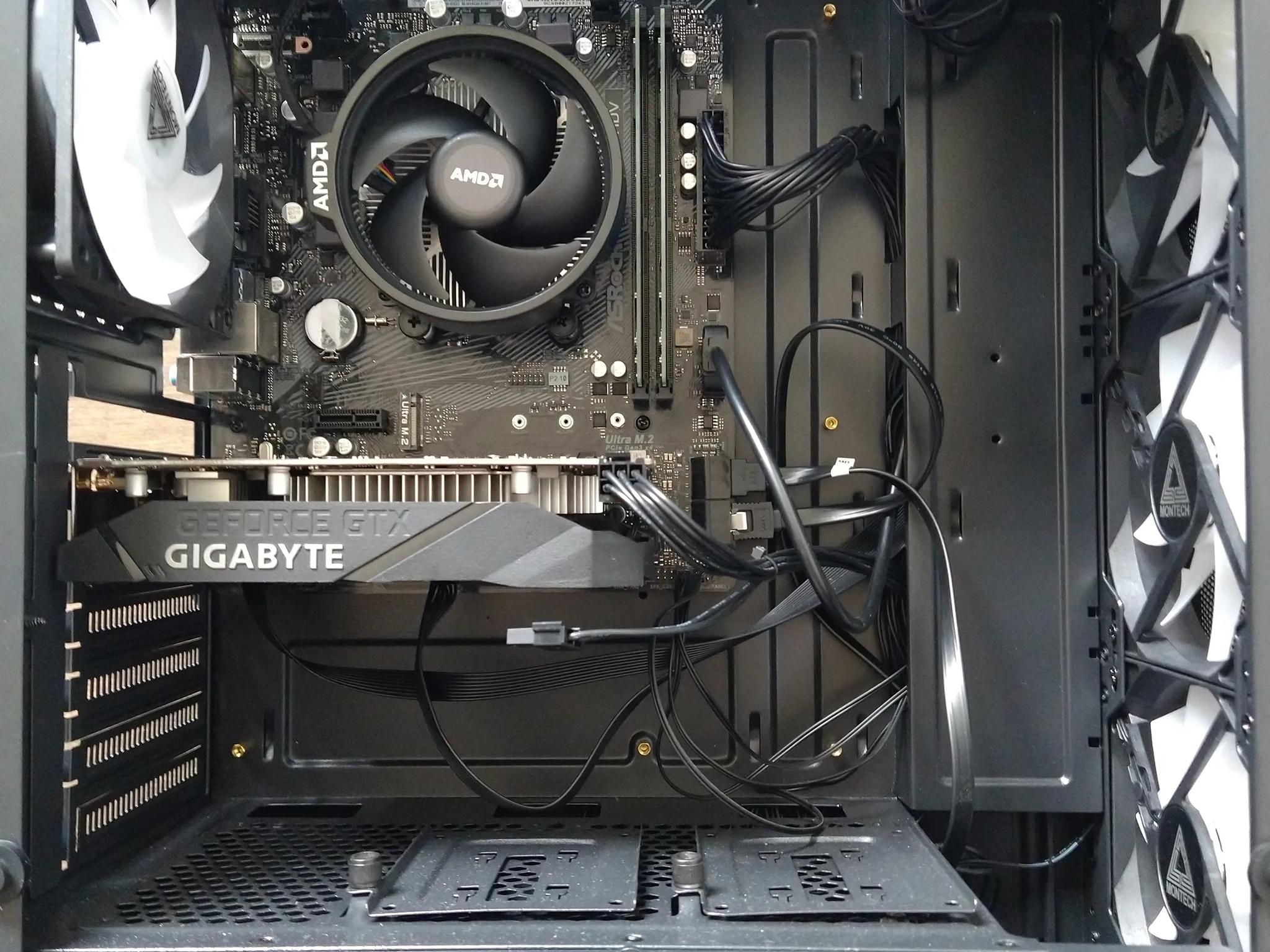 PC Gaming Desktop - GTX 1650 Super + Ryzen 5 4500 - 16GB RAM - 223GB SSD - Windows 10 - RGB Case