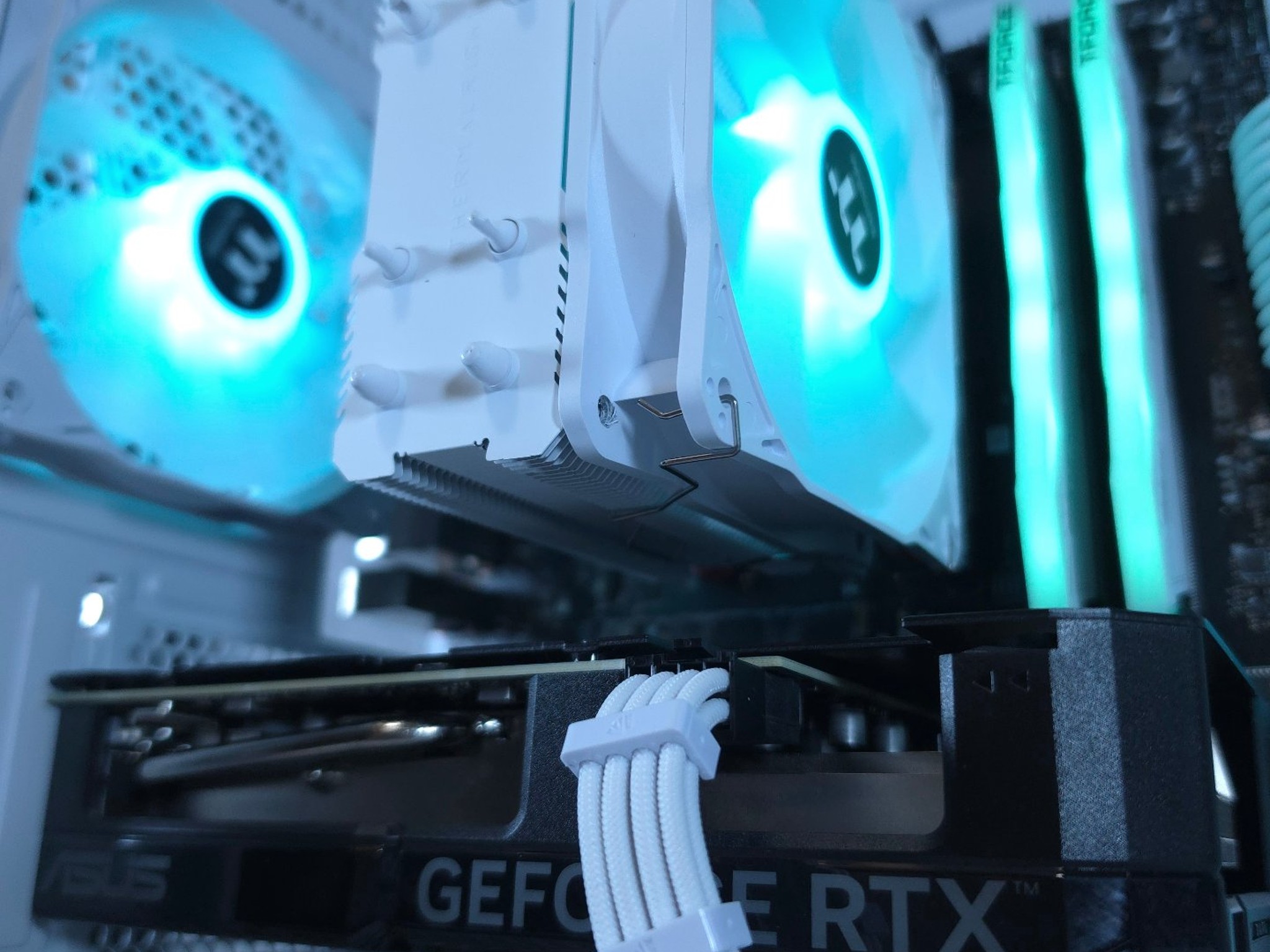 ASUS RTX 4070 💚 Ryzen 5 9600X