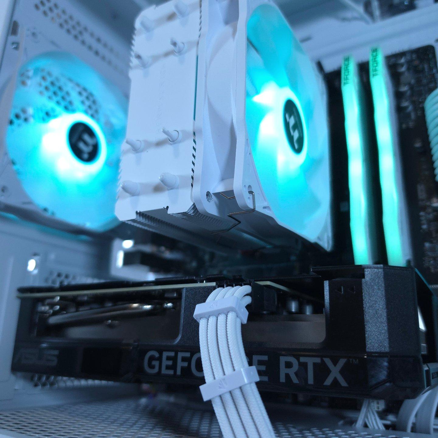 ASUS RTX 4070 💚 Ryzen 5 9600X