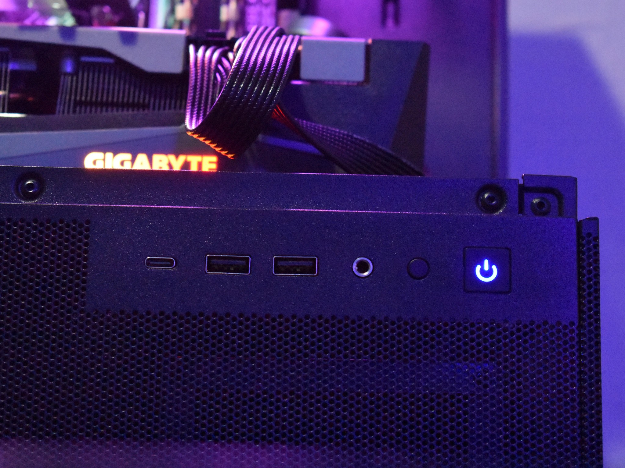 Minimalist Gaming PC: Ryzen 7 | RX 6800 | 32GB RAM | 1TB SSD | 650w PSU | WiFi