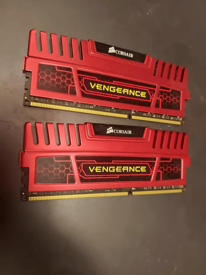 Red 16 GB 2 x 8 DDR3 RAM Corsair Vengeance 1600MHz