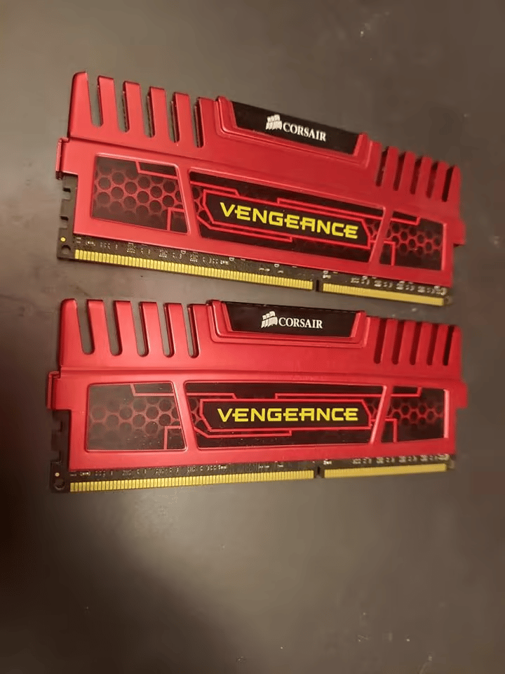 Red 16 GB 2 x 8 DDR3 RAM Corsair Vengeance 1600MHz