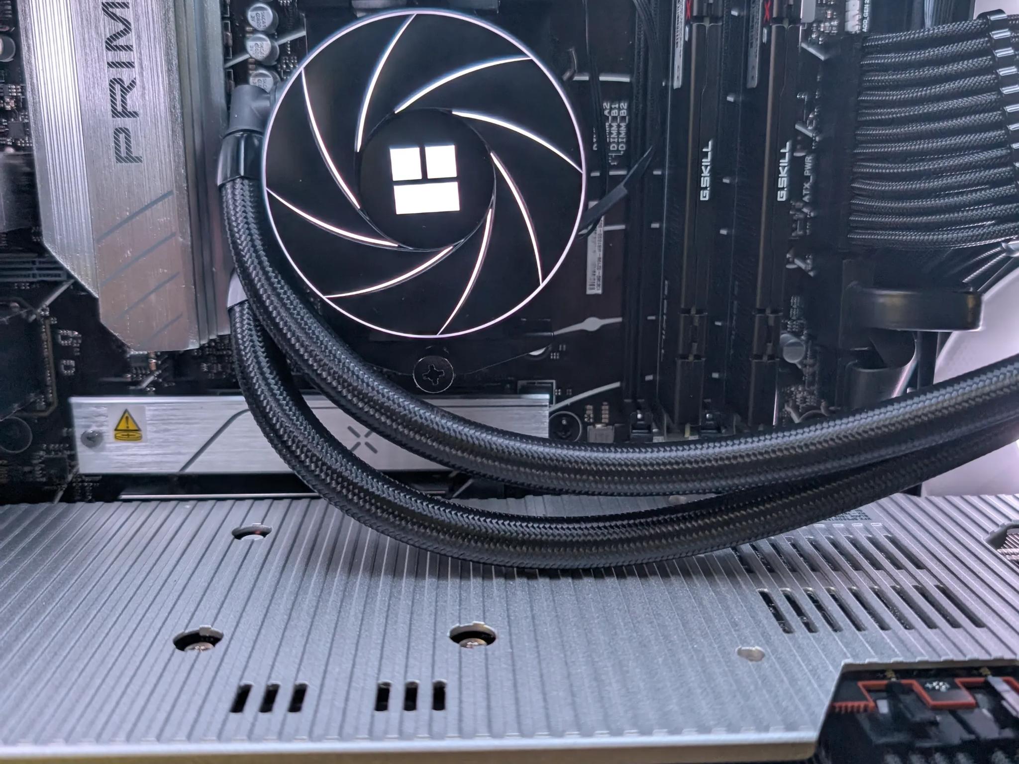 RX 7800 XT - Ryzen 7 9700x - 32 GB DDR5 6000 - 1 TB NVME Liquid Cooled