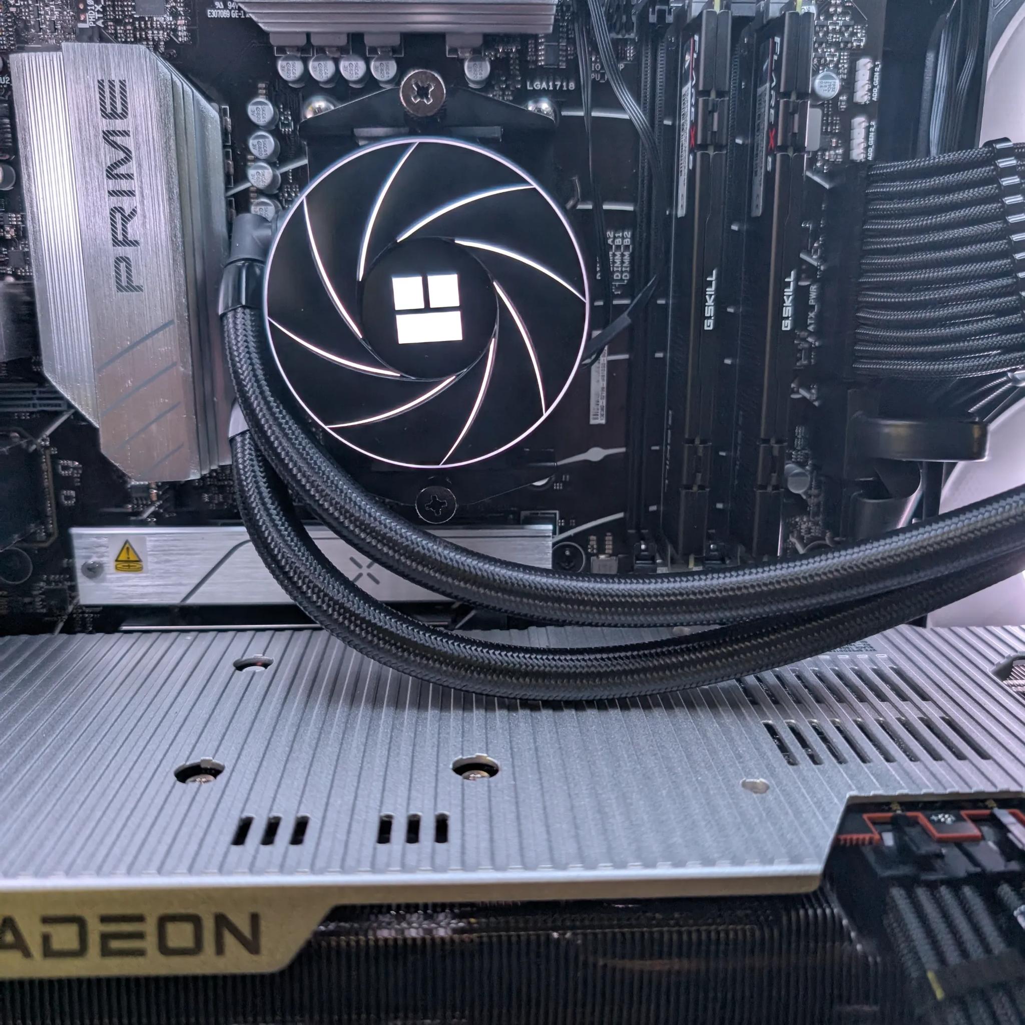 RX 7800 XT - Ryzen 7 9700x - 32 GB DDR5 6000 - 1 TB NVME Liquid Cooled