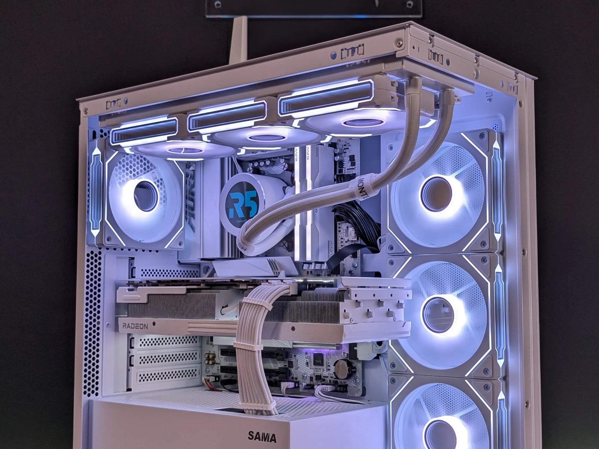 RX 7900XT 20GB // Ryzen 7800x3D // 32GB DDR5 // 2TB Gen4 NVMe // WiFi