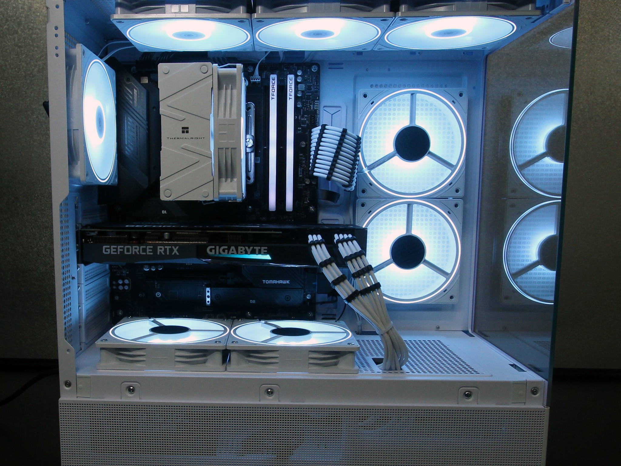 White Gaming PC / AMD Ryzen 5 7600X / RTX 3070 / 32GB / 1TB / Windows 10 Pro