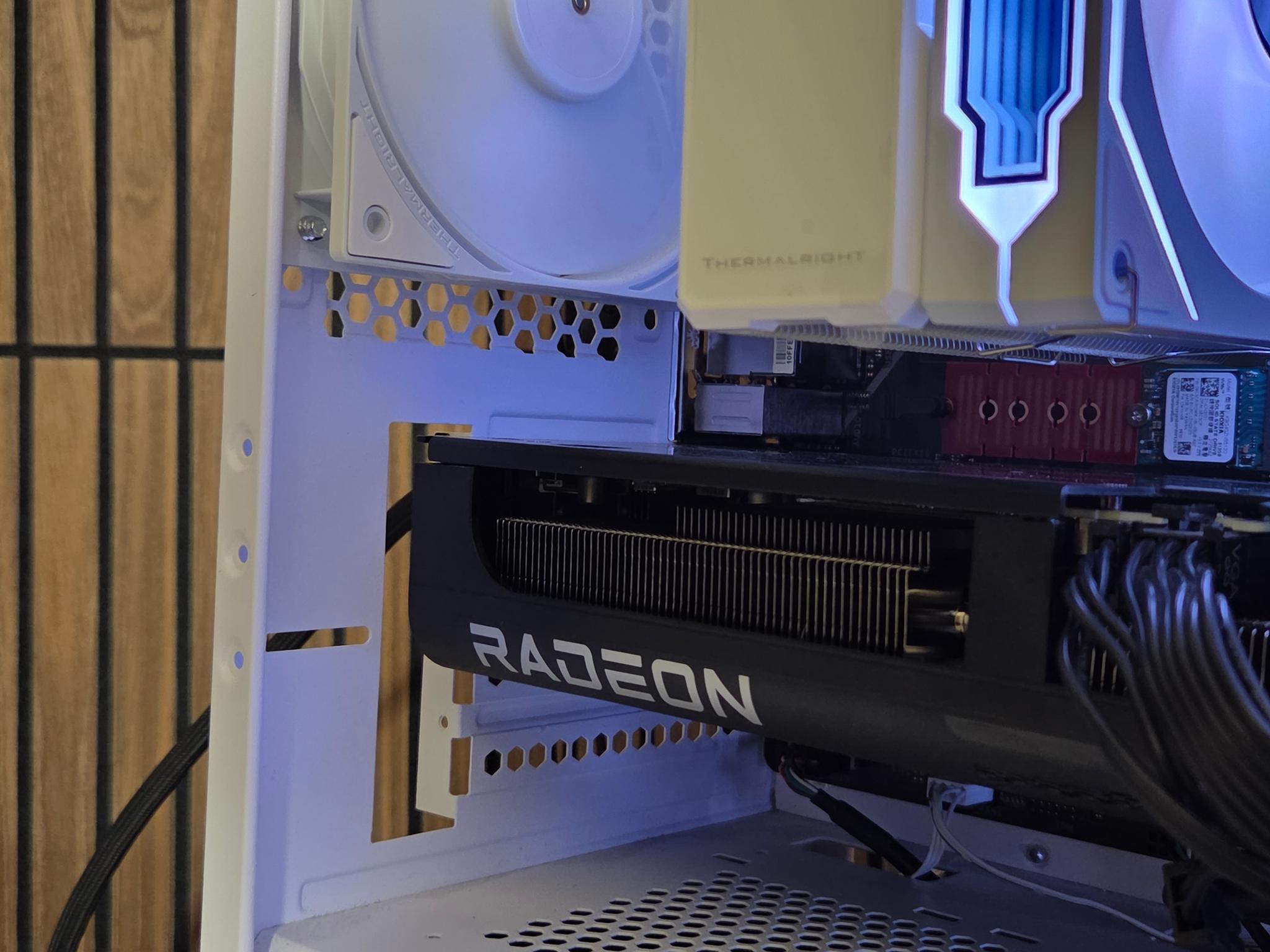 TEAM RED | RX 9060XT 16GB | Ryzen 5 5600x | 32GB RAM | NVME | Windows 11| WHITEOUT