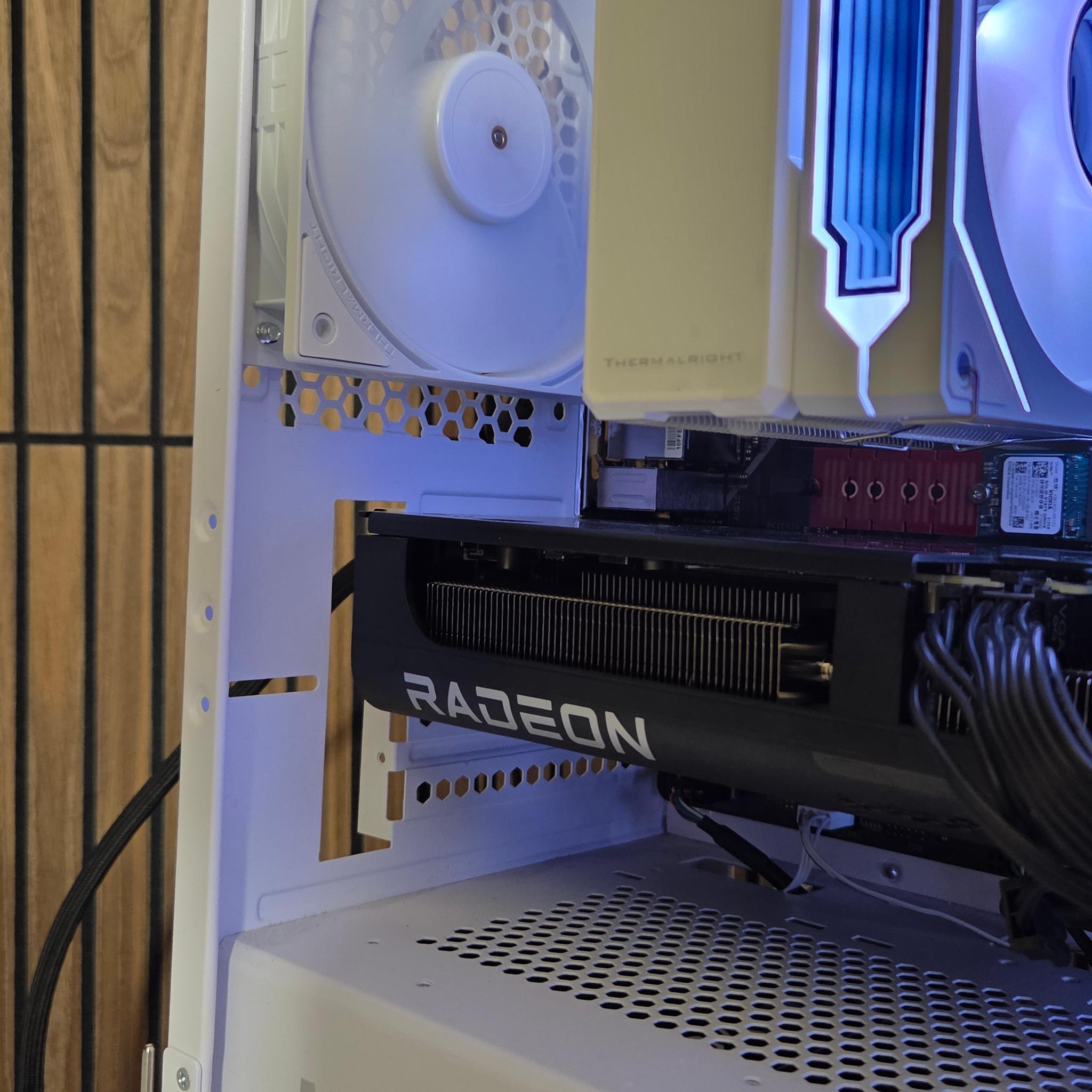 TEAM RED | RX 9060XT 16GB | Ryzen 5 5600x | 32GB RAM | NVME | Windows 11| WHITEOUT