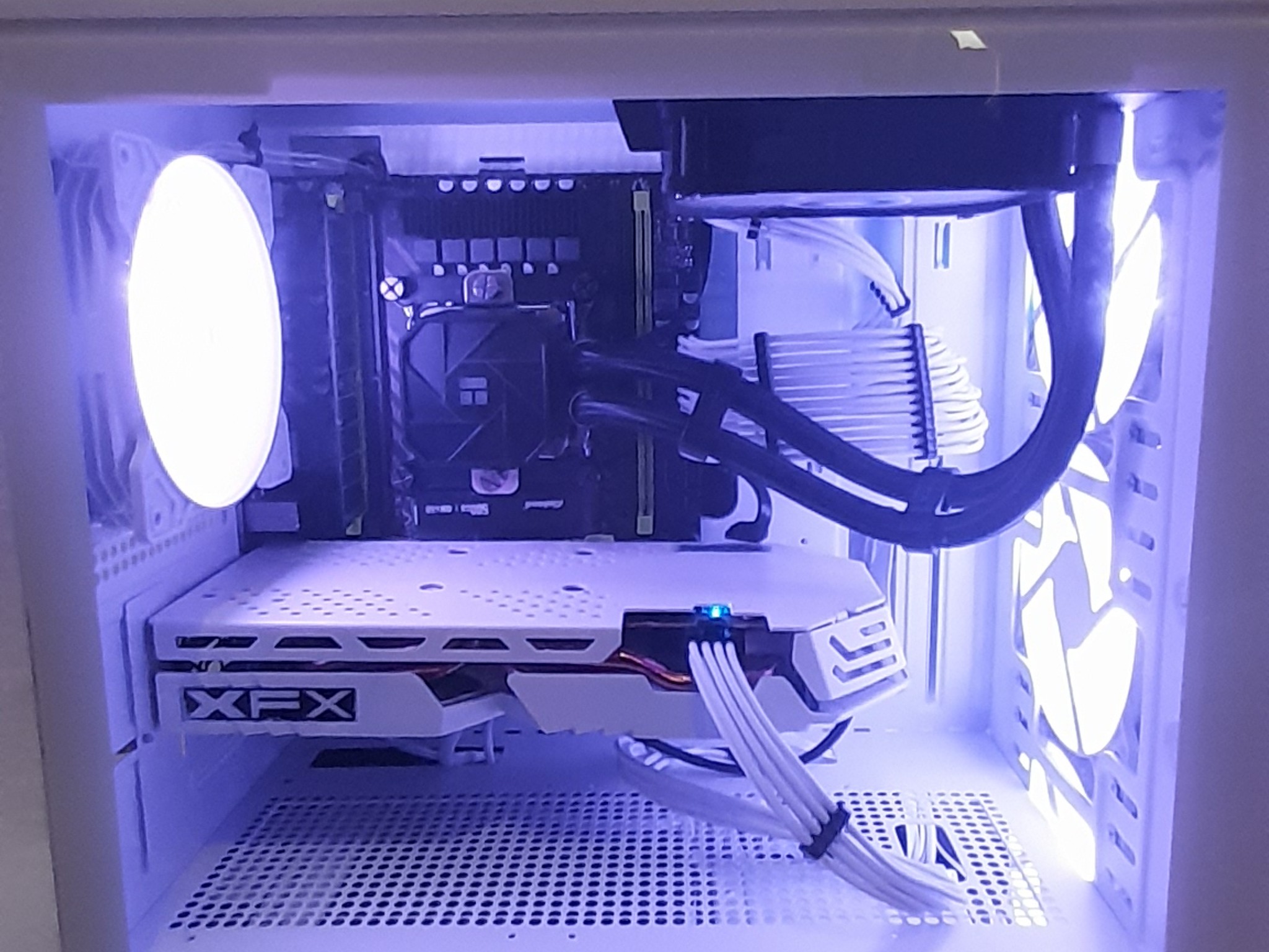 GLACIER PHANTOM WHITE GAMING PC 1080P HIGH SETTINGS