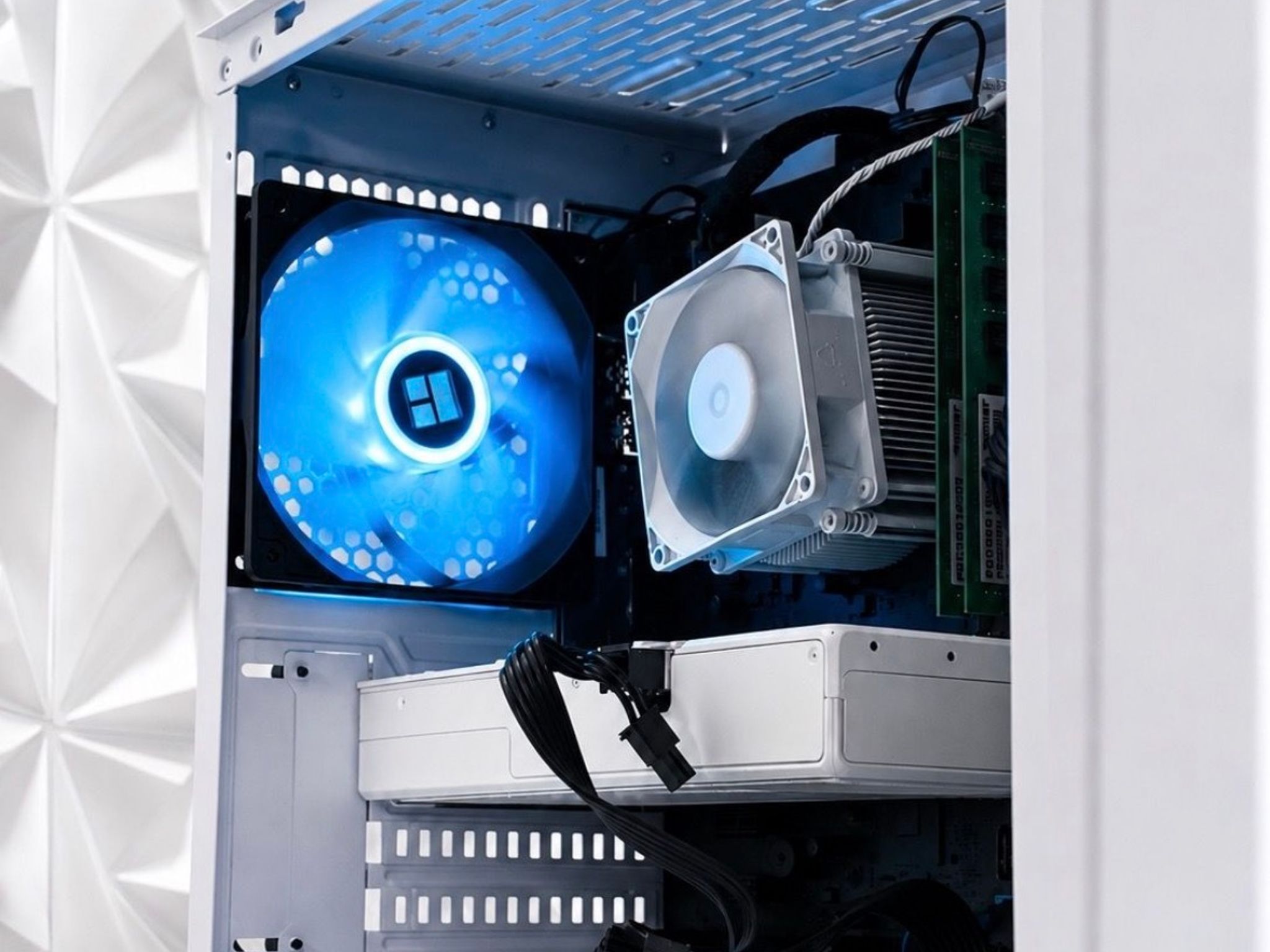 Custom White Gaming PC Build RX 570