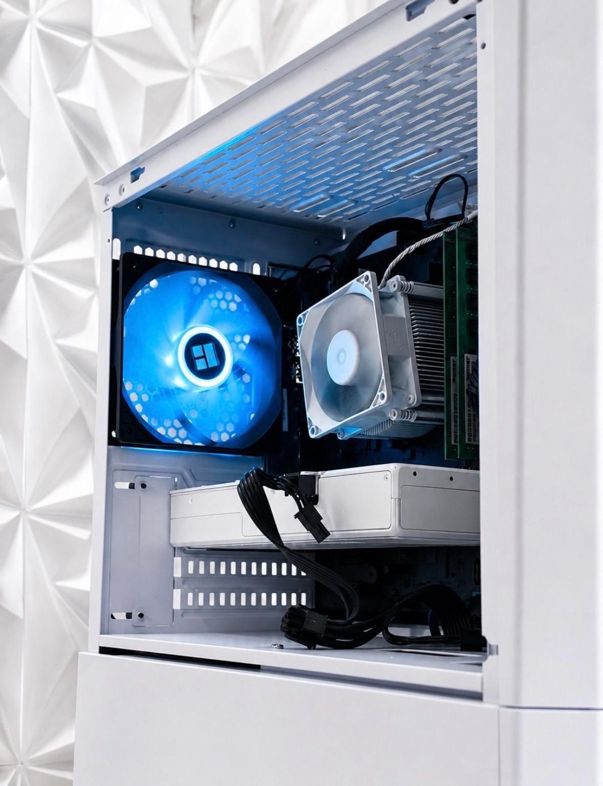 Custom White Gaming PC Build RX 570