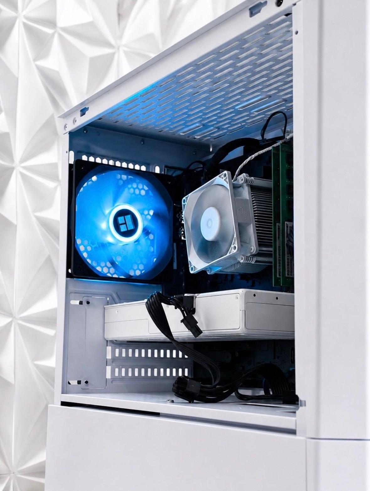 Custom White Gaming PC Build RX 570