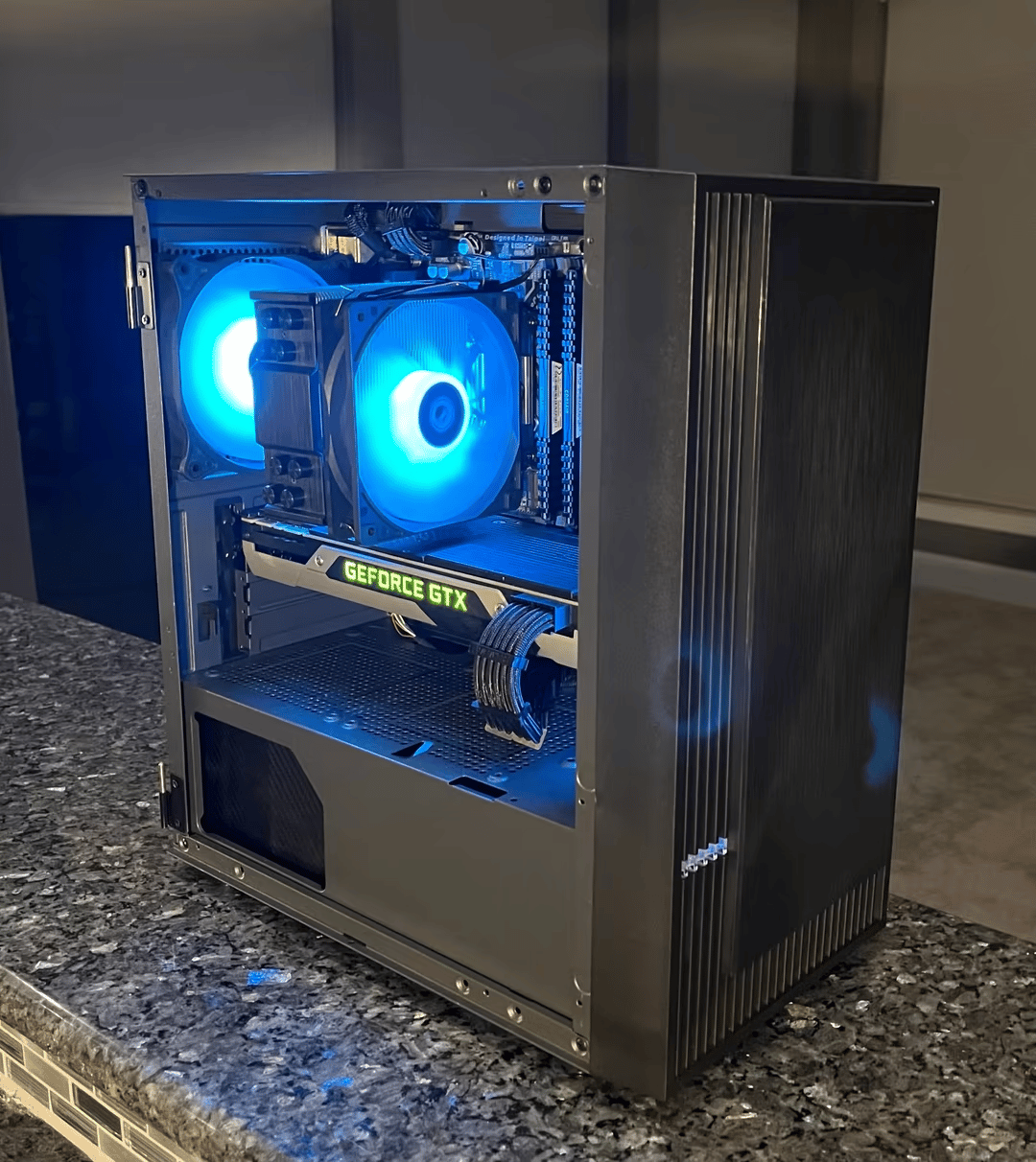 Carbon Compact// i5-9600k, GTX 970 4gb Budget Gaming PC