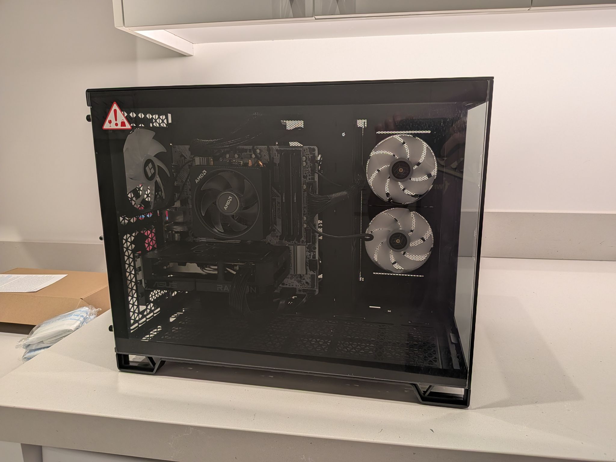 1440p Cube Rex - RX 9060 XT 16GB, Ryzen 5 7600, 32 GB DDR5, 2 TB Gen 4, RGB