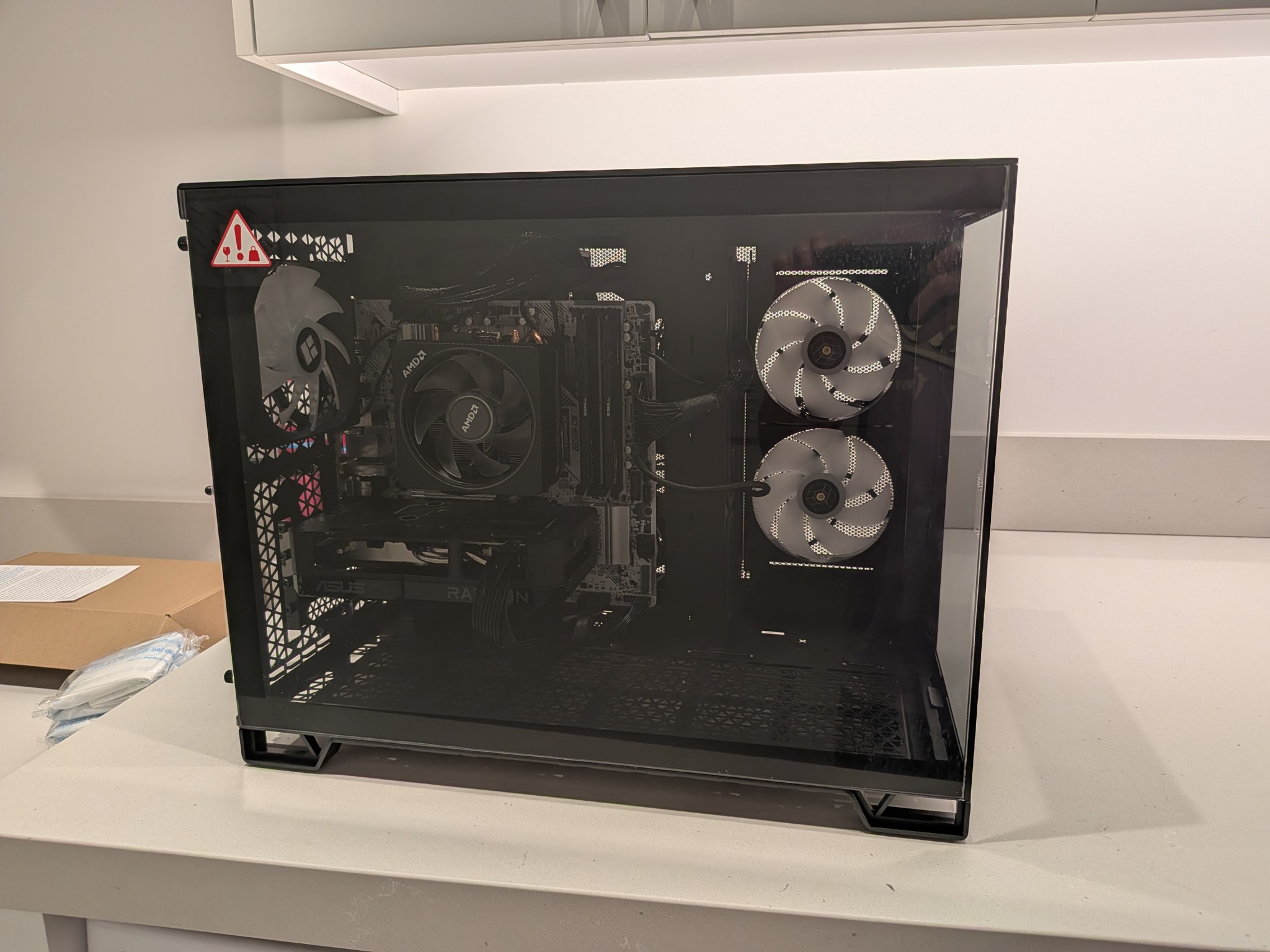 1440p Cube Rex - RX 9060 XT 16GB, Ryzen 5 7600, 32 GB DDR5, 2 TB Gen 4, RGB