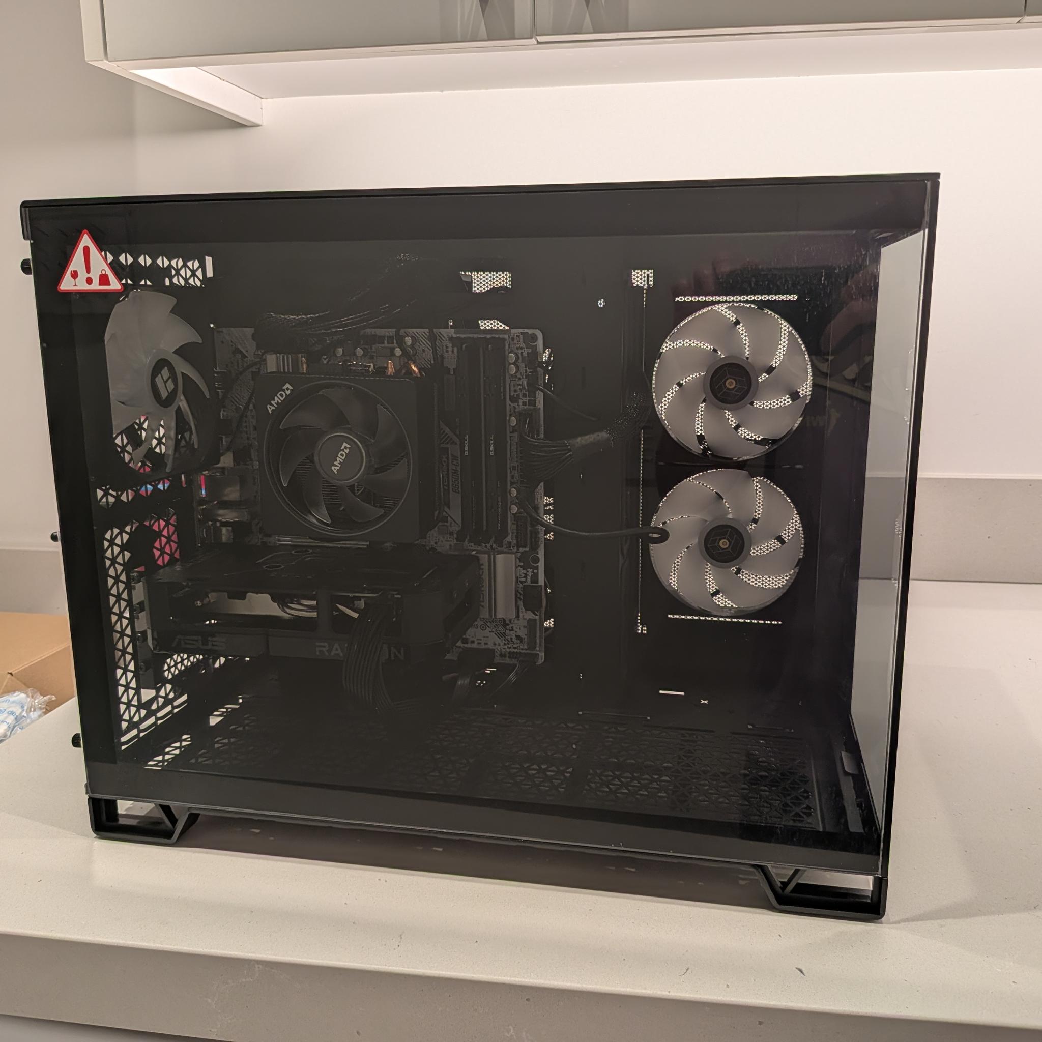 1440p Cube Rex - RX 9060 XT 16GB, Ryzen 5 7600, 32 GB DDR5, 2 TB Gen 4, RGB