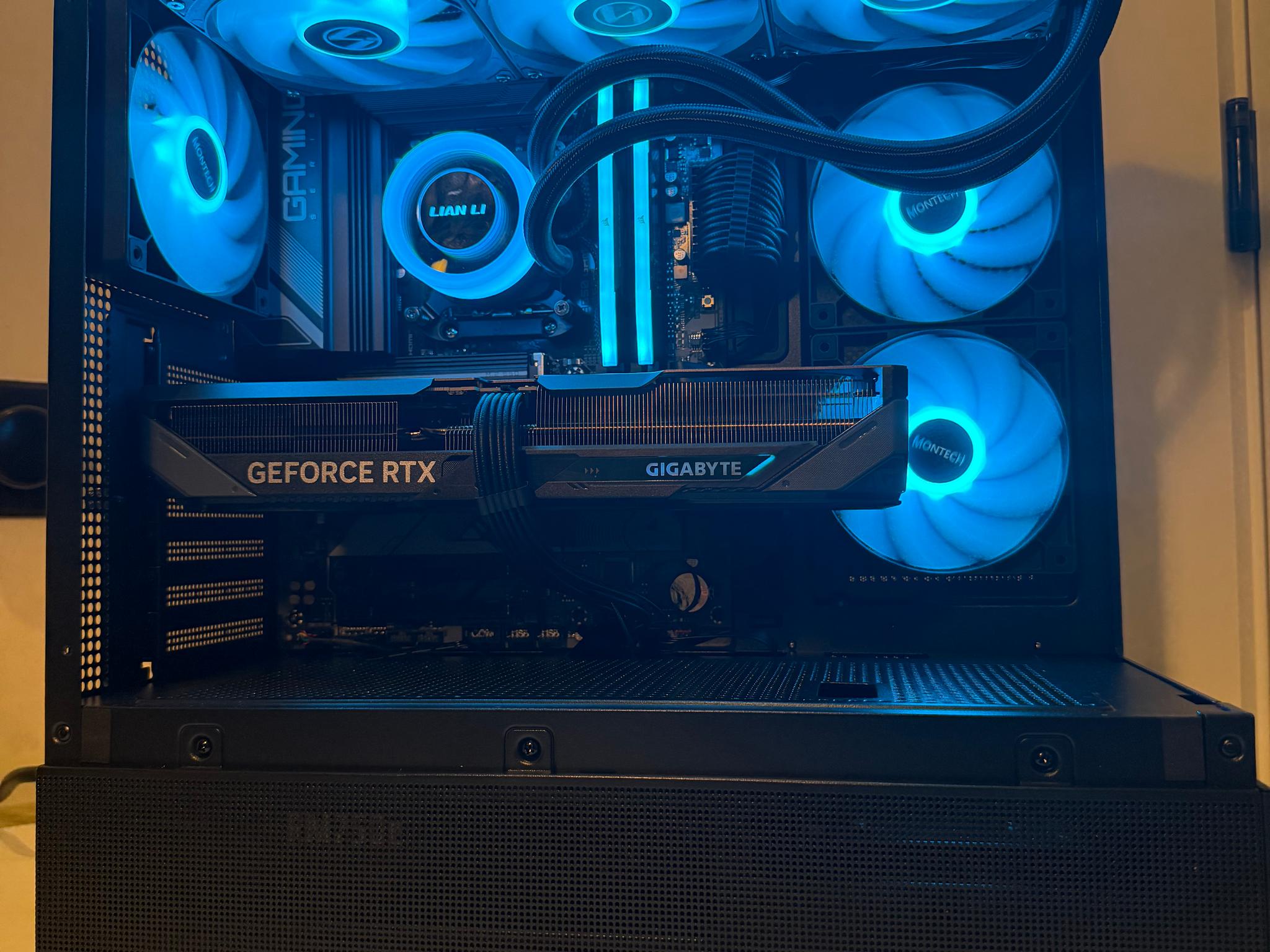 BLUE ICE: RTX 5070|Ryzen 7 9700x|32 GIGS of DDR5 RAM|360mm AIO|WIFI Ready|Windows 11 pro ACTIVATED|