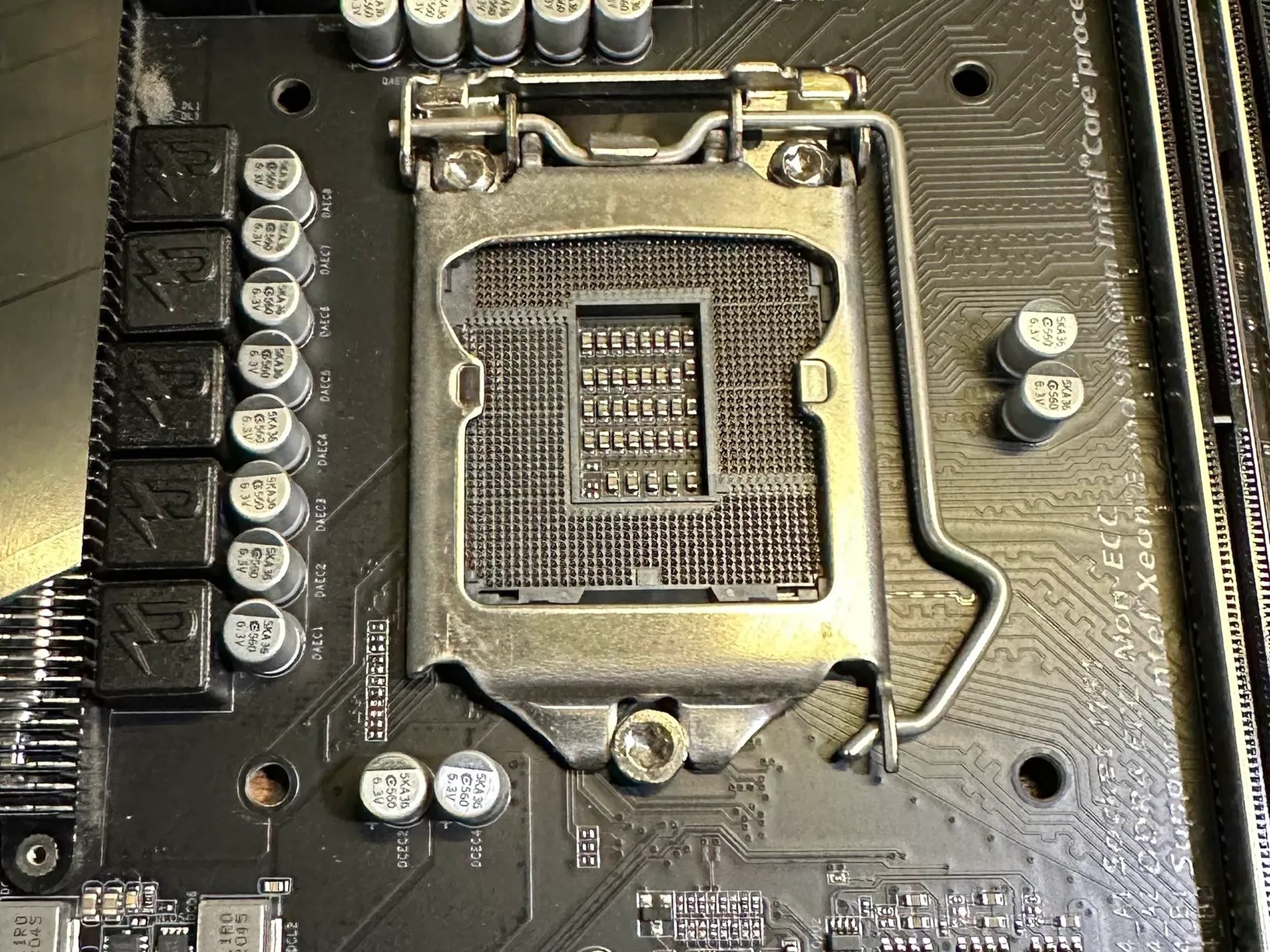GIGABYTE C246-WU4 LGA1151 ATX Server Workstation Motherboard 8/9th Gen Intel