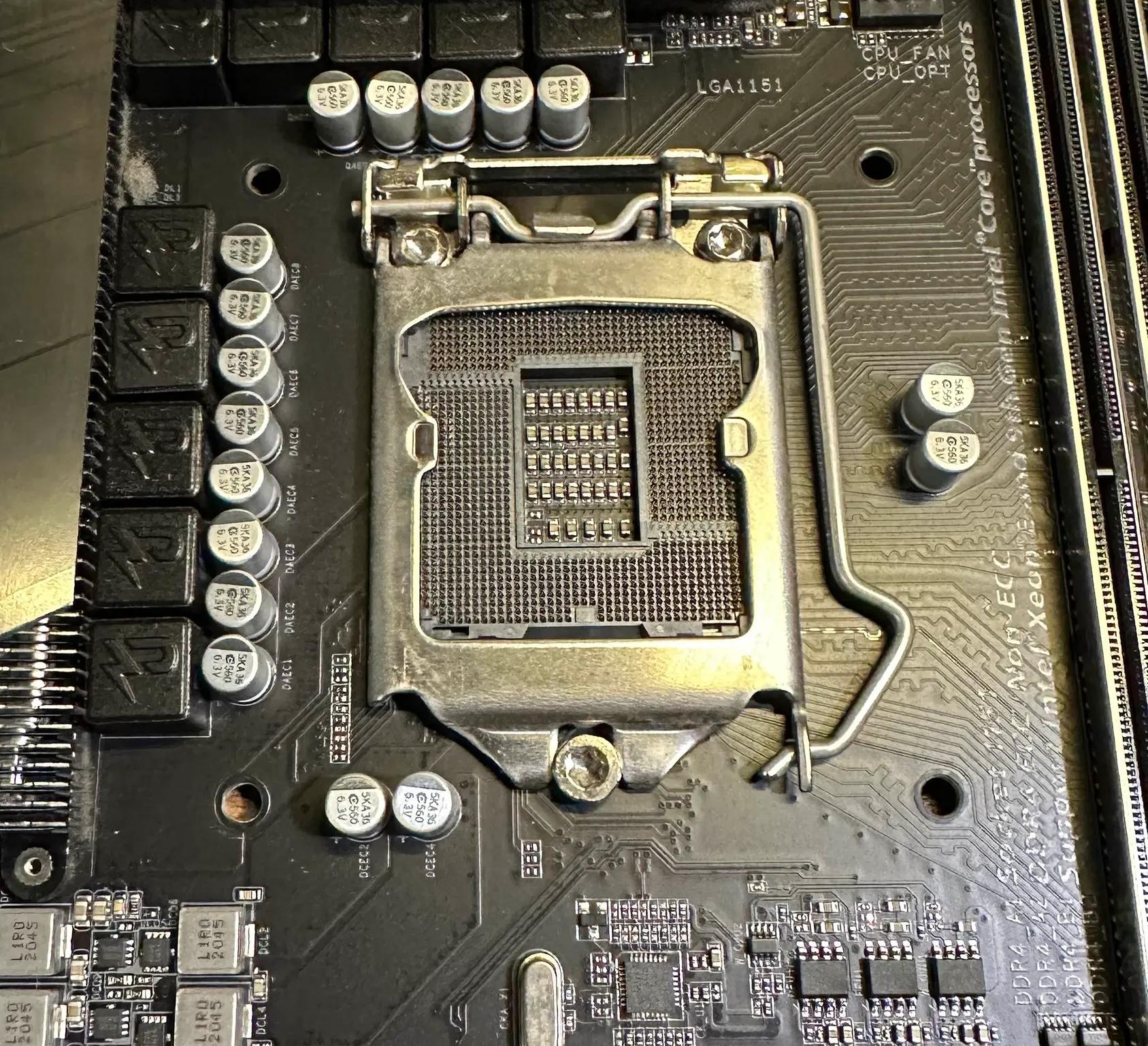 GIGABYTE C246-WU4 LGA1151 ATX Server Workstation Motherboard 8/9th Gen Intel