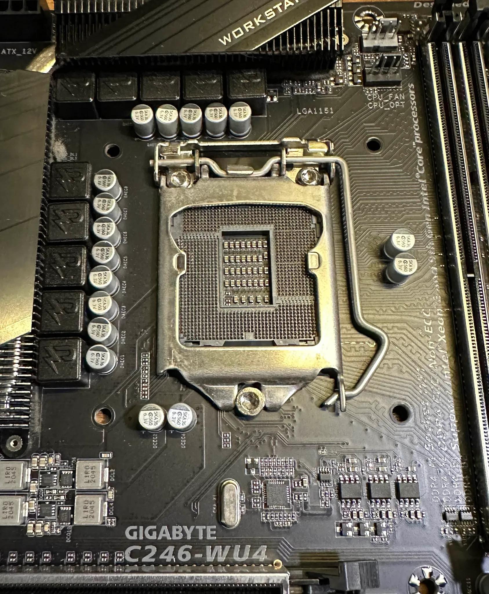 GIGABYTE C246-WU4 LGA1151 ATX Server Workstation Motherboard 8/9th Gen Intel