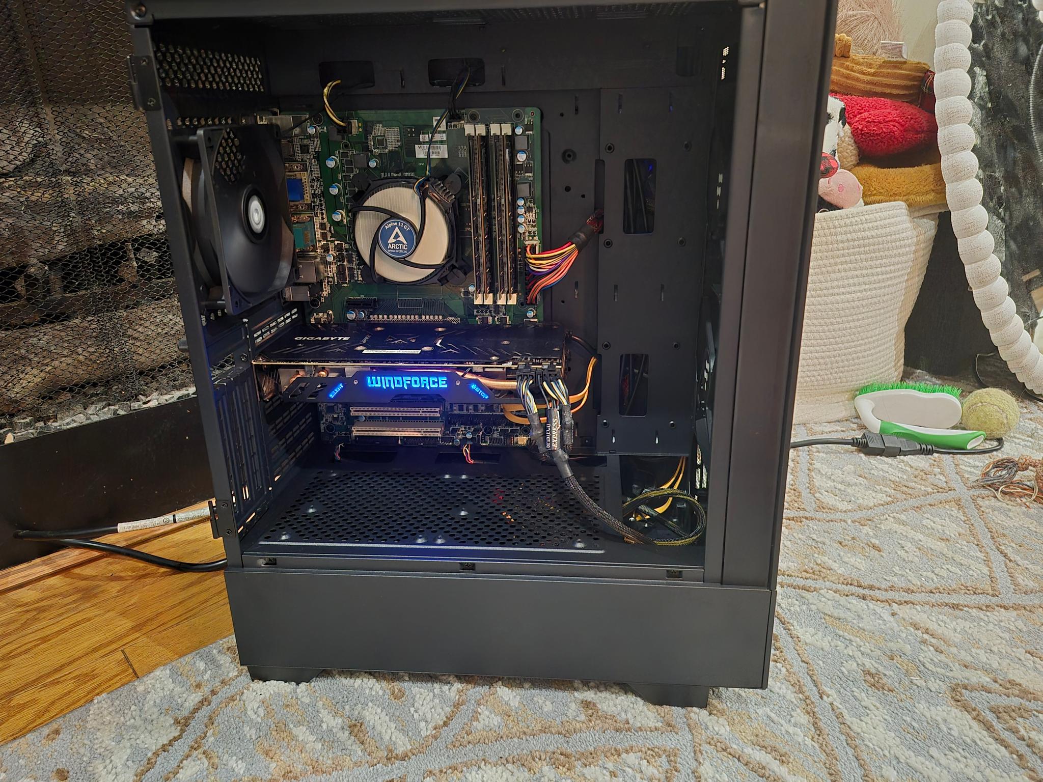 Budget Minimalist | 80 FPS Fortnite| i5-4590, 16GB RAM, 300GB SSD, AMD R9 390 8GB, Win10