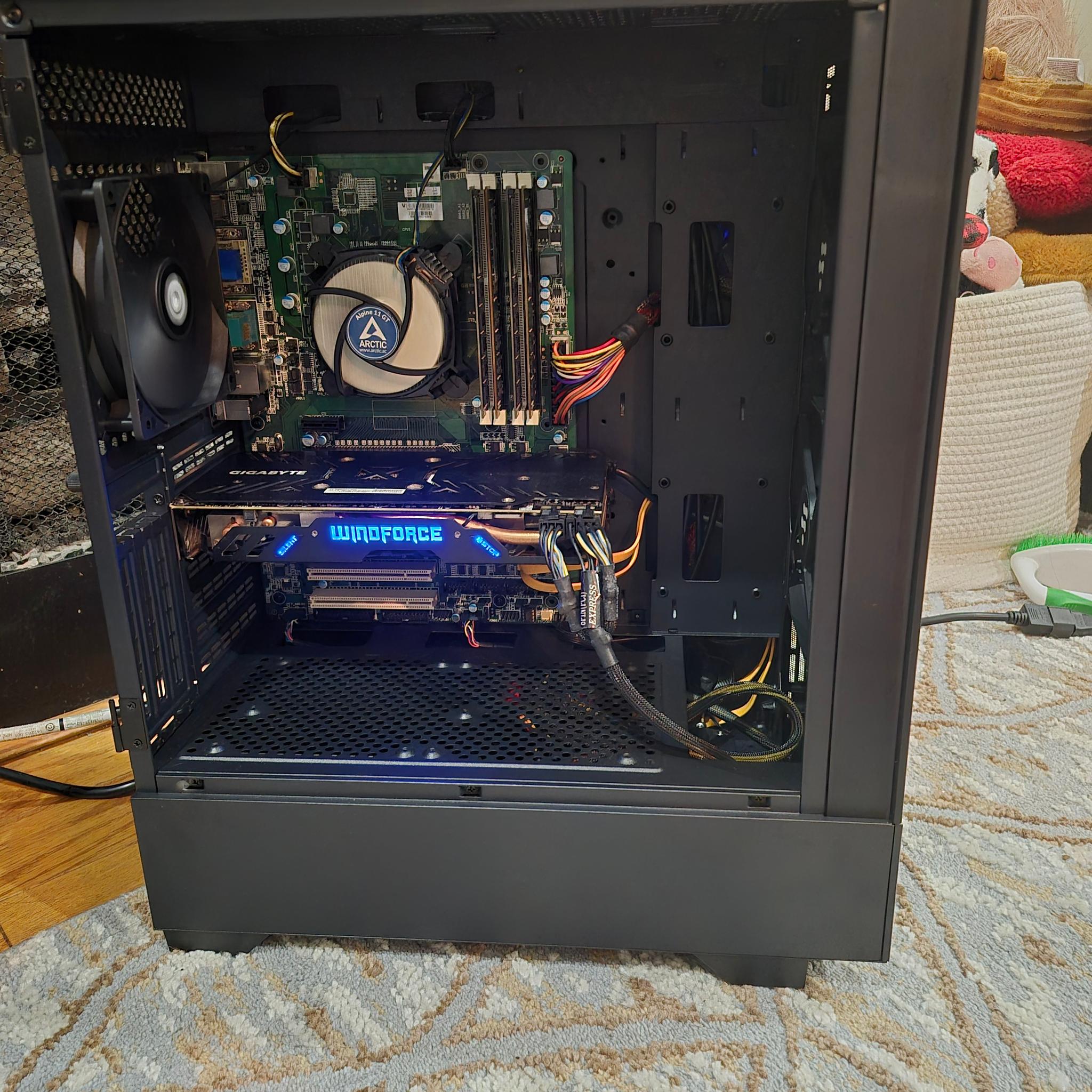 Budget Minimalist | 80 FPS Fortnite| i5-4590, 16GB RAM, 300GB SSD, AMD R9 390 8GB, Win10