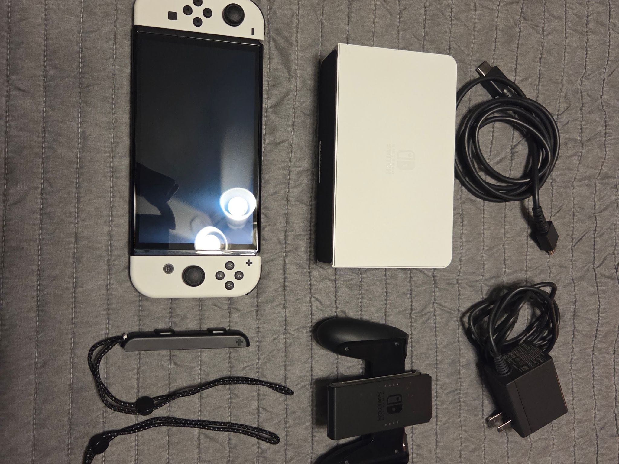 Nintendo Switch OLED in White (Excellent Condition)