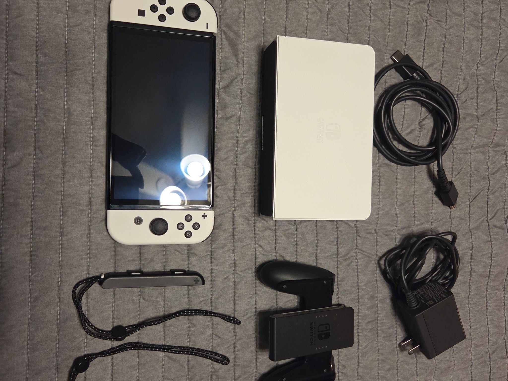 Nintendo Switch OLED in White (Excellent Condition)