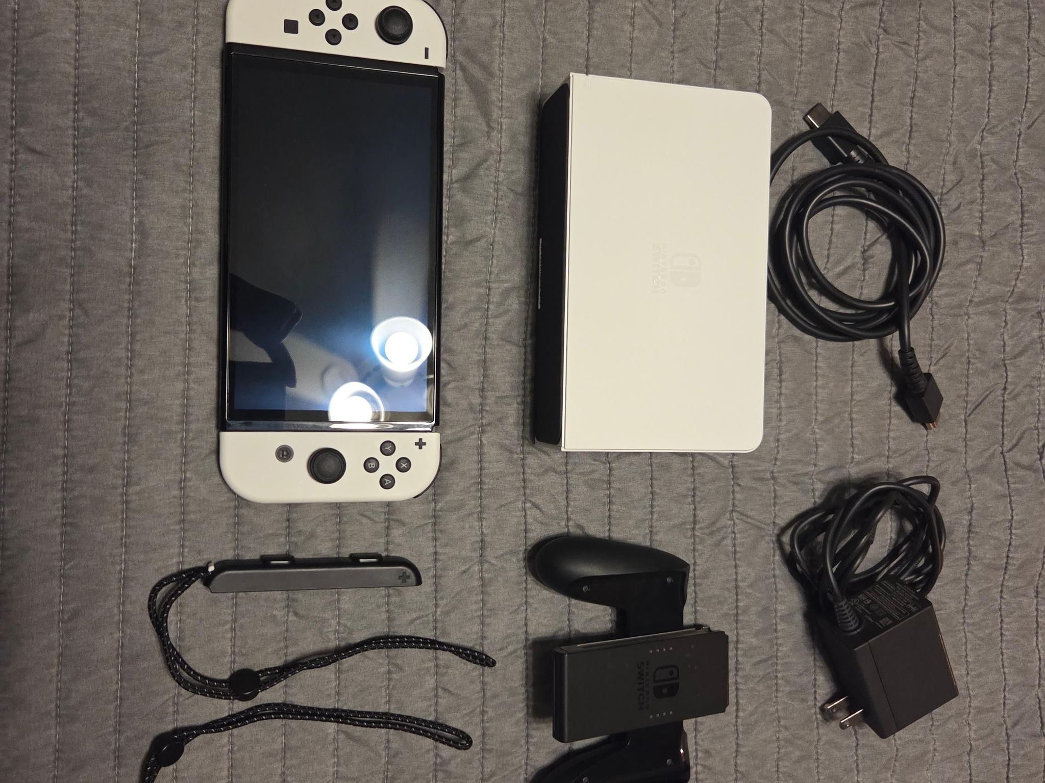 Nintendo Switch OLED in White (Excellent Condition)