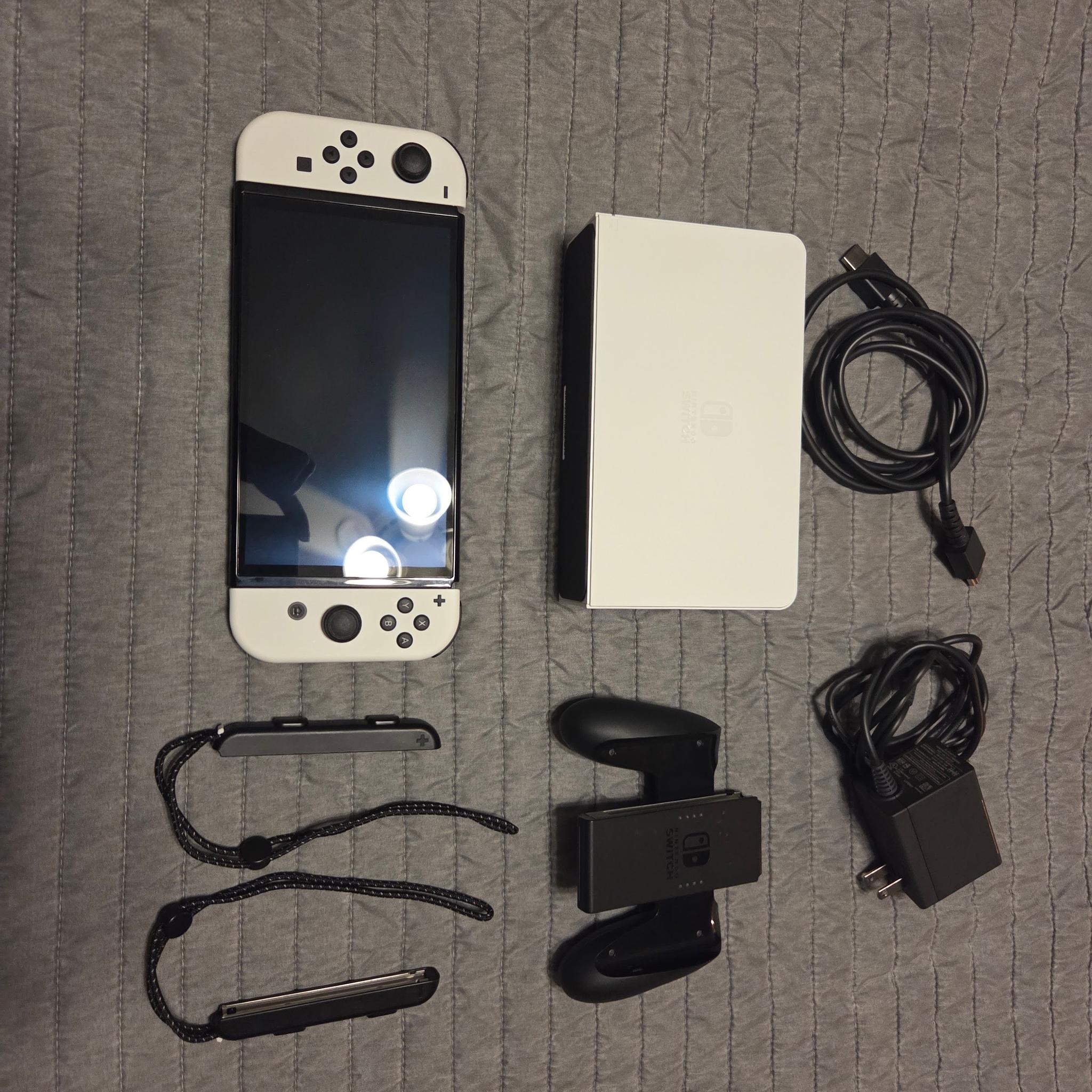 Nintendo Switch OLED in White (Excellent Condition)
