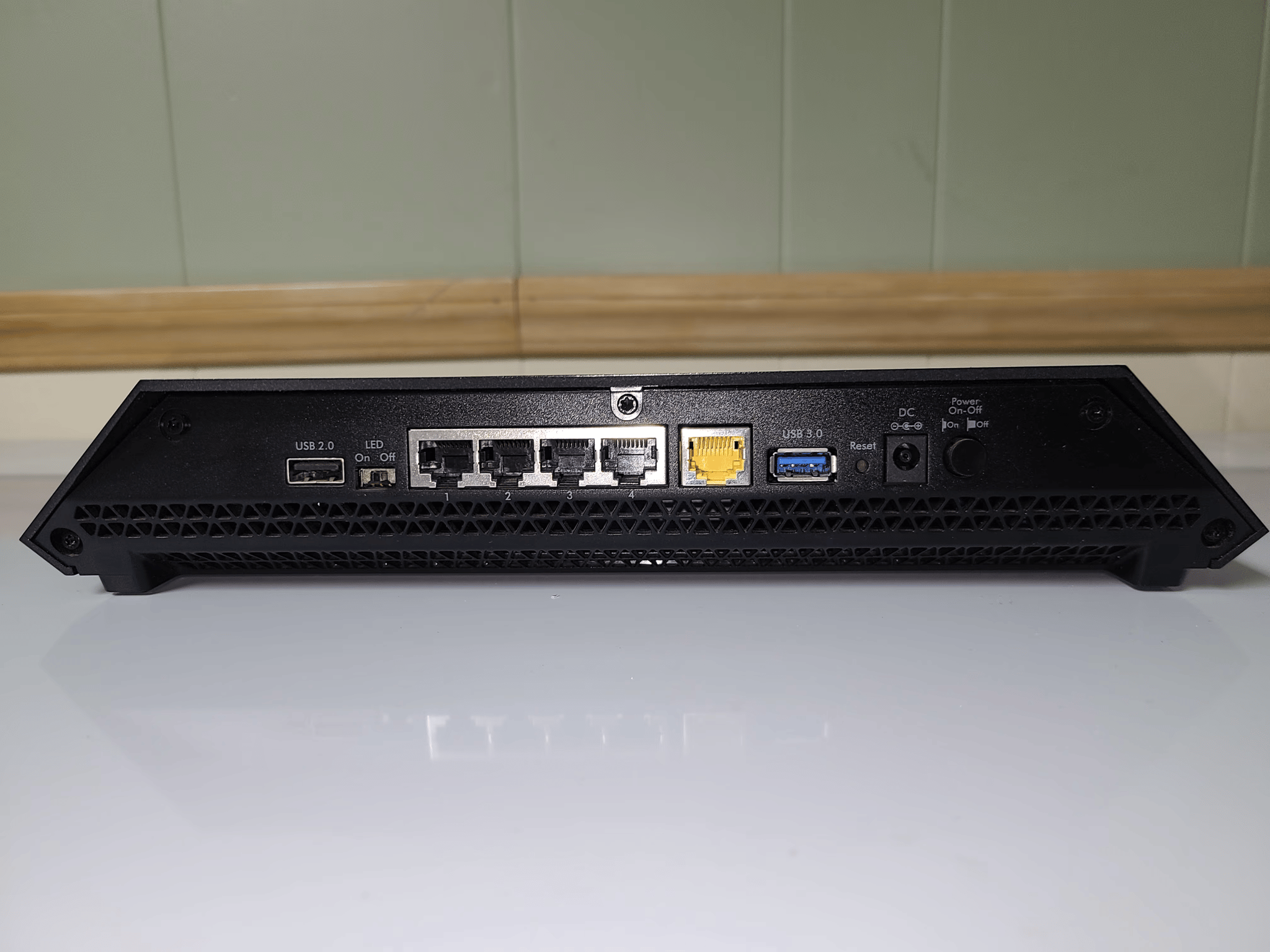 NETGEAR Nighthawk X6 AC3200 Tri-Band WiFi Router - R8000