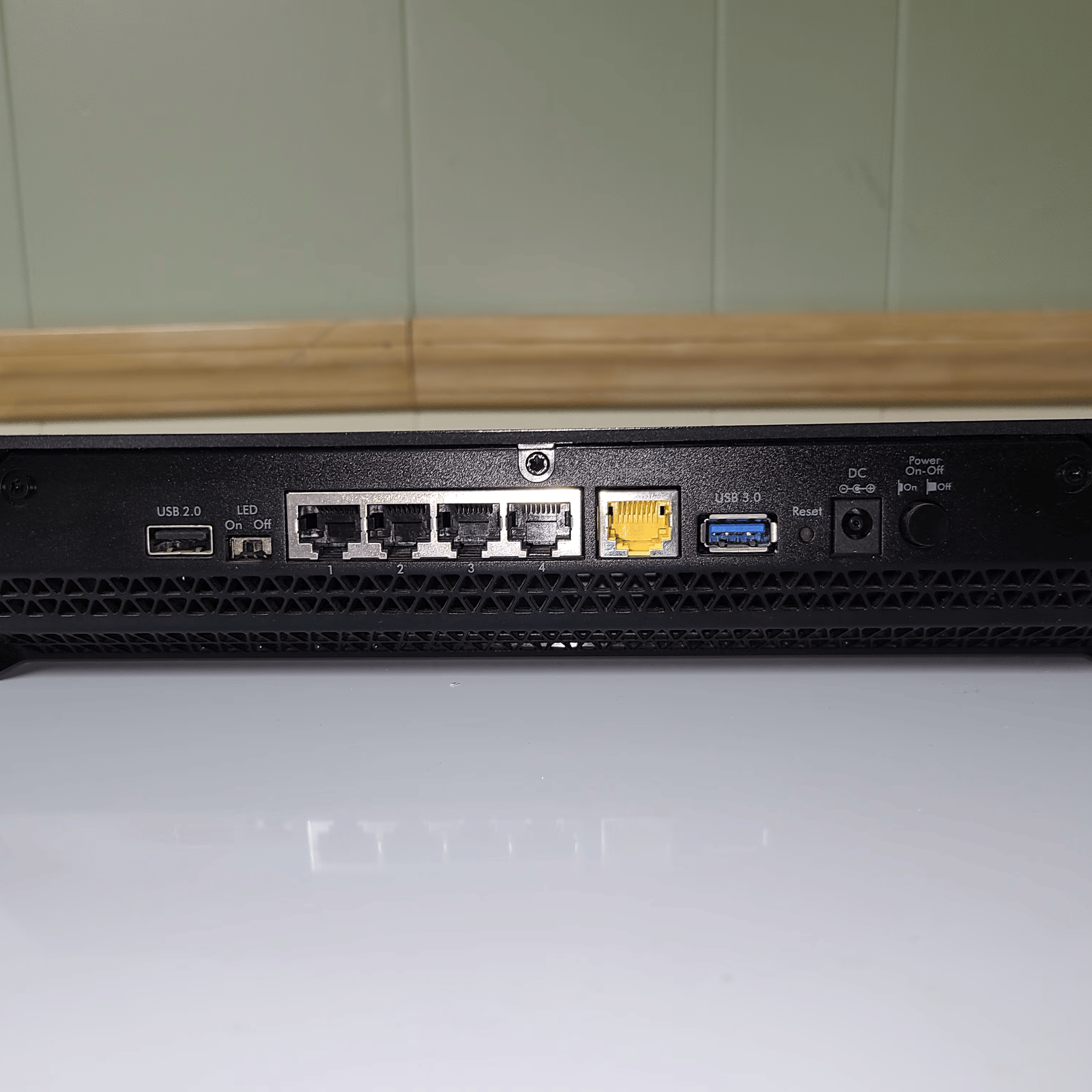 NETGEAR Nighthawk X6 AC3200 Tri-Band WiFi Router - R8000