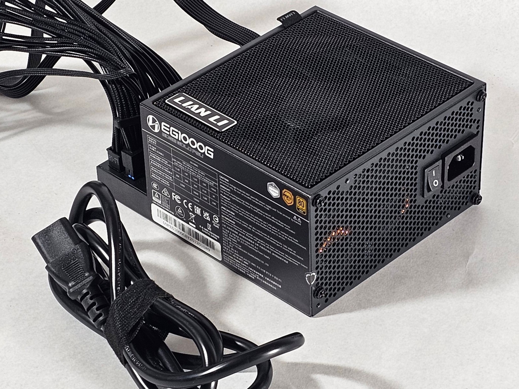 LIAN LI EG1000G 1000W Gold Power Supply