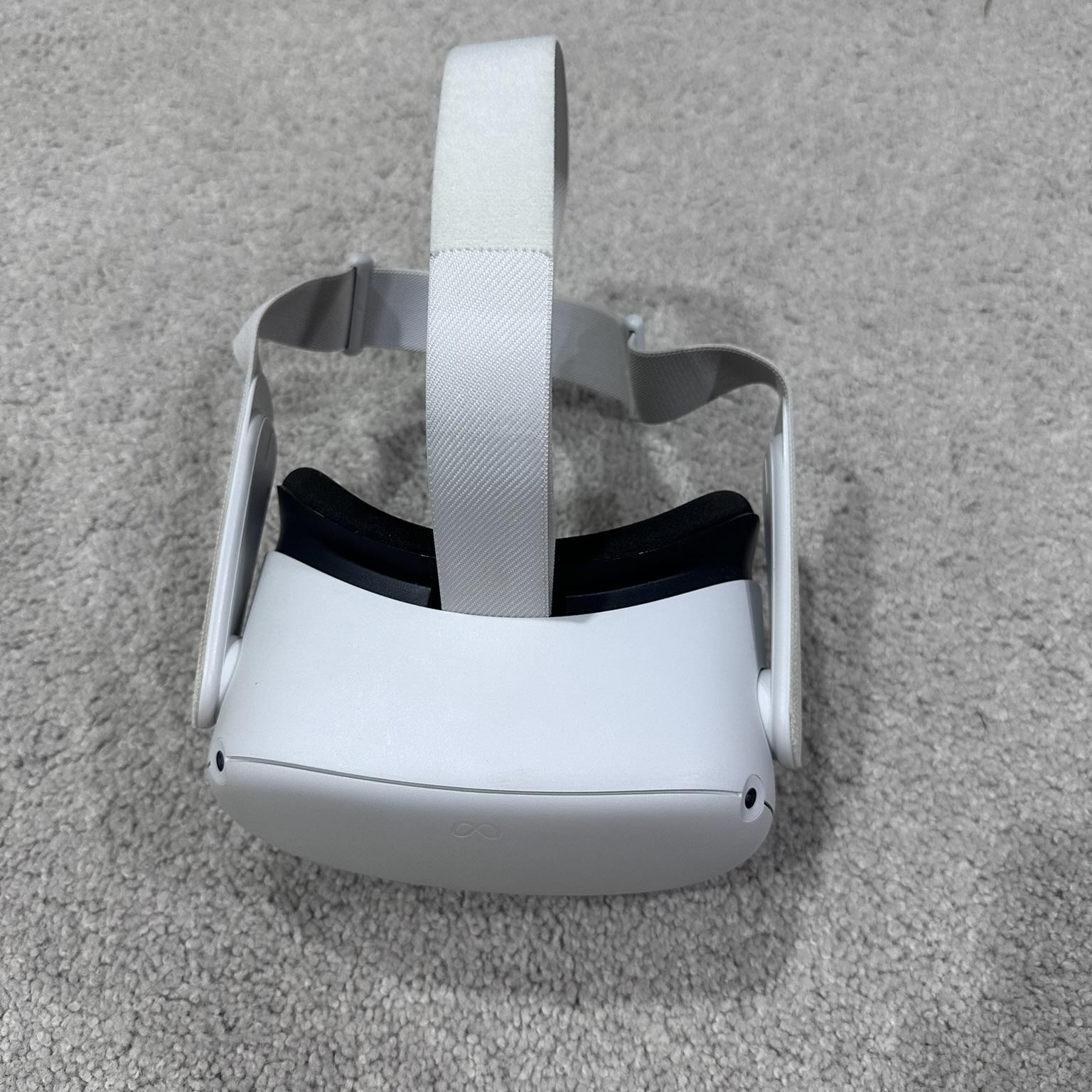 Meta Quest 2 (128GB) VR Headset Bundle