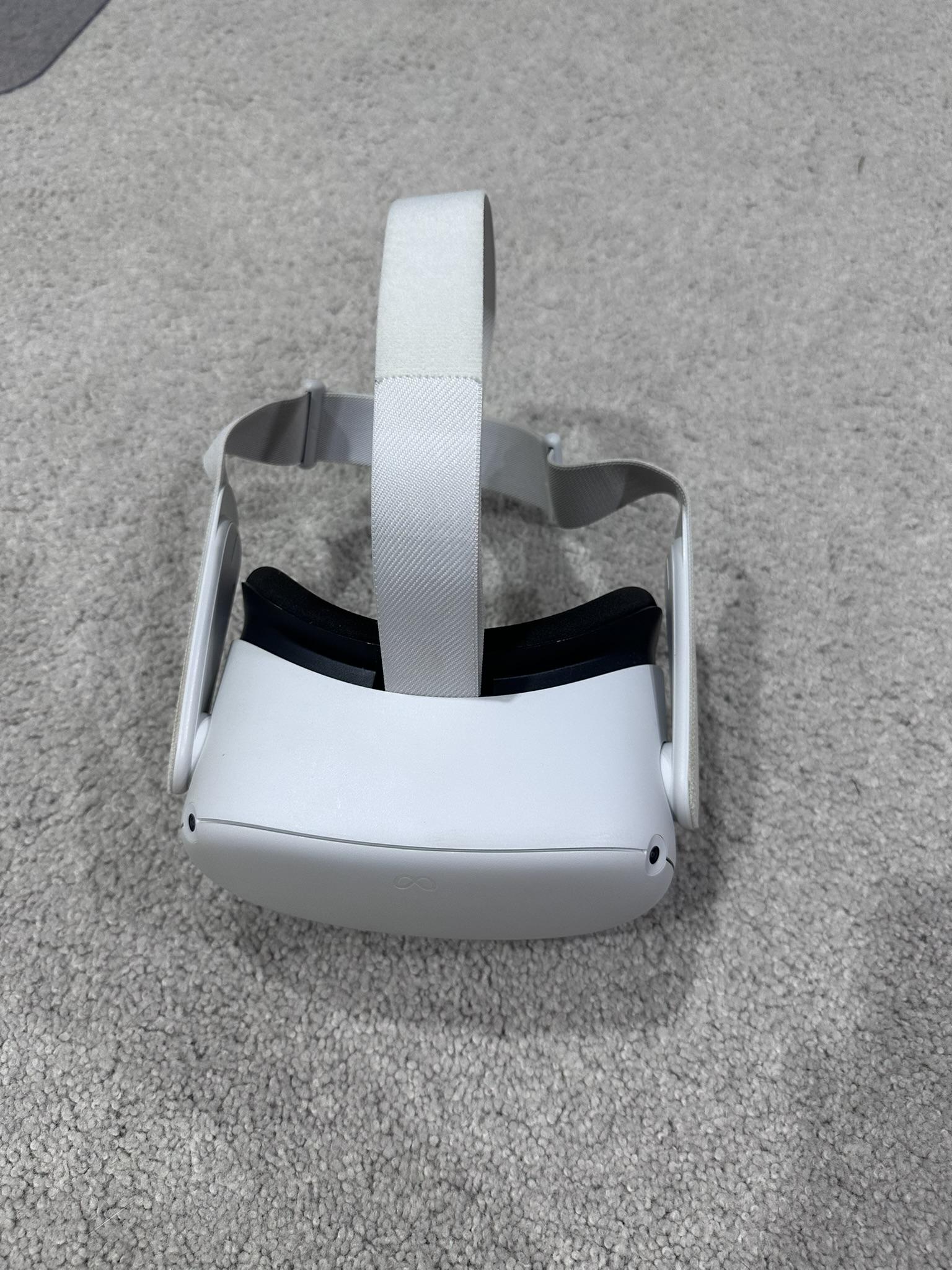 Meta Quest 2 (128GB) VR Headset Bundle