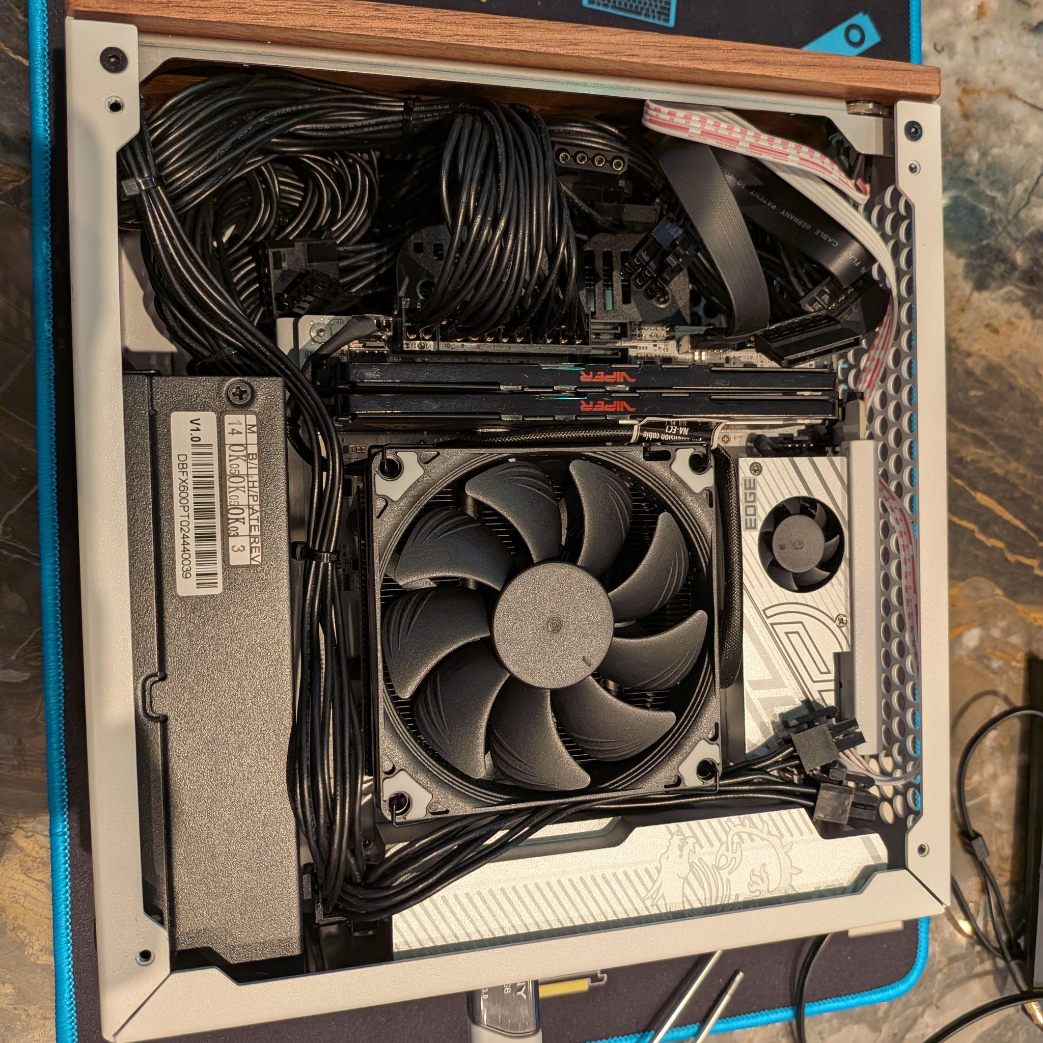 1440p Mini Snowstorm - RX 9060 XT 16 GB, Ryzen 5 9600X, 32 GB DDR5, 2 TB Gen 4 NVME