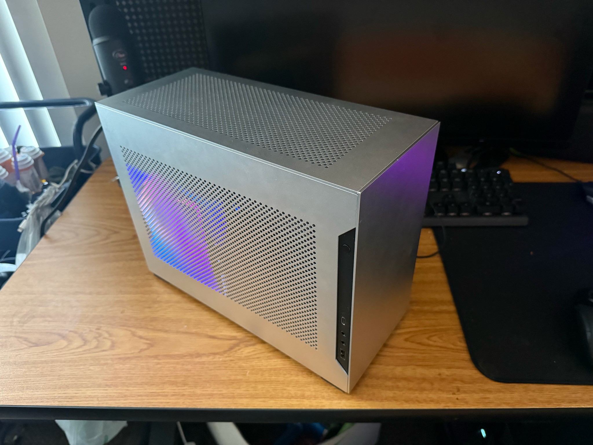 "Compact Beast" - RTX 4090 - Ryzen 7 9800X3D - 64 GB DDR5-6000 [Lian Li H20]