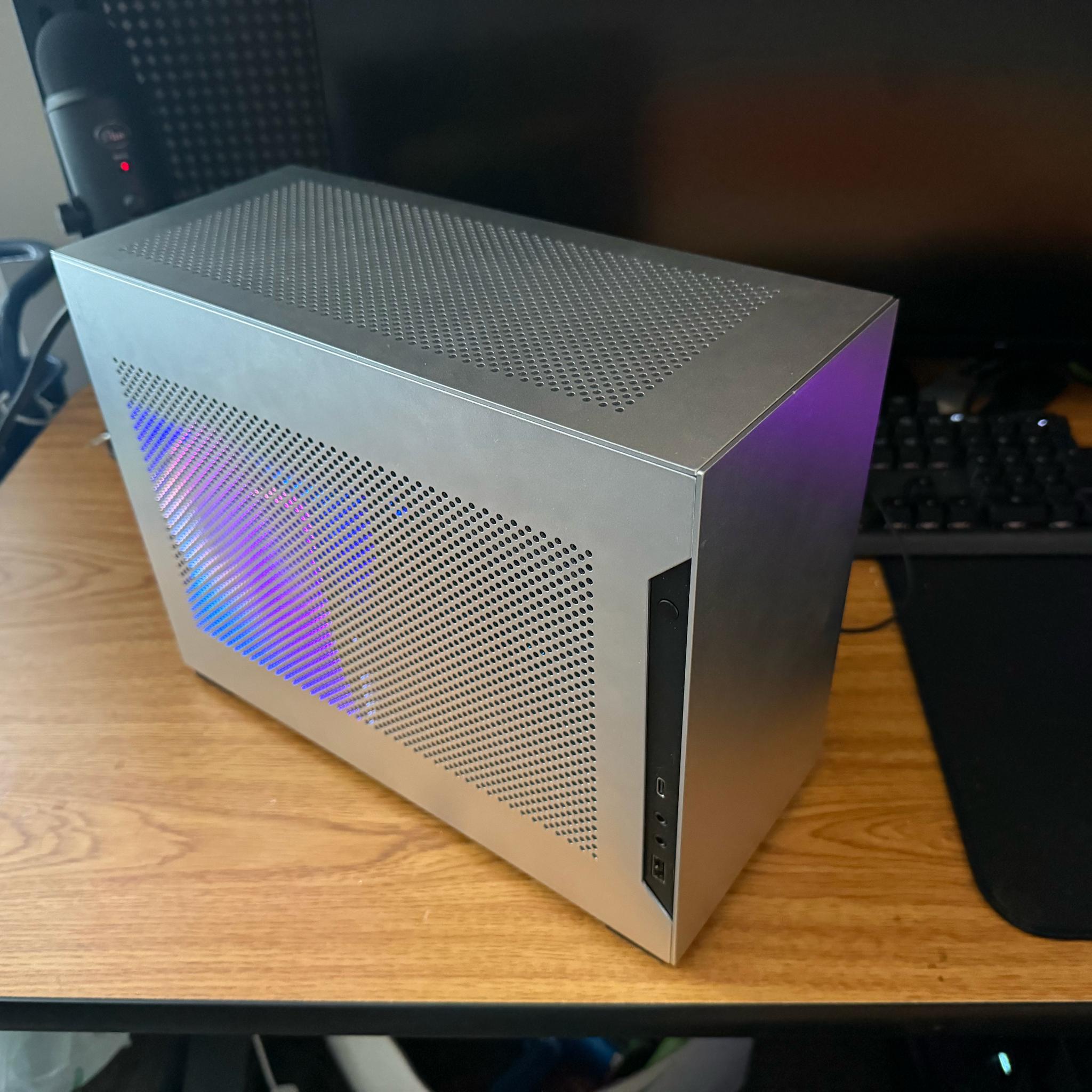 "Compact Beast" - RTX 4090 - Ryzen 7 9800X3D - 64 GB DDR5-6000 [Lian Li H20]