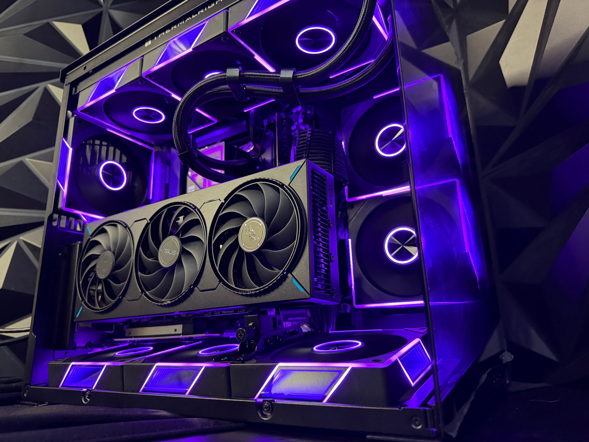 🕳️🌌 BLACK HOLE 🌌🕳️ Ryzen 9 7900X| RX 9070 GRE| 4.5 TB NVMe| 32 GB DDR5| 850W Gold PSU