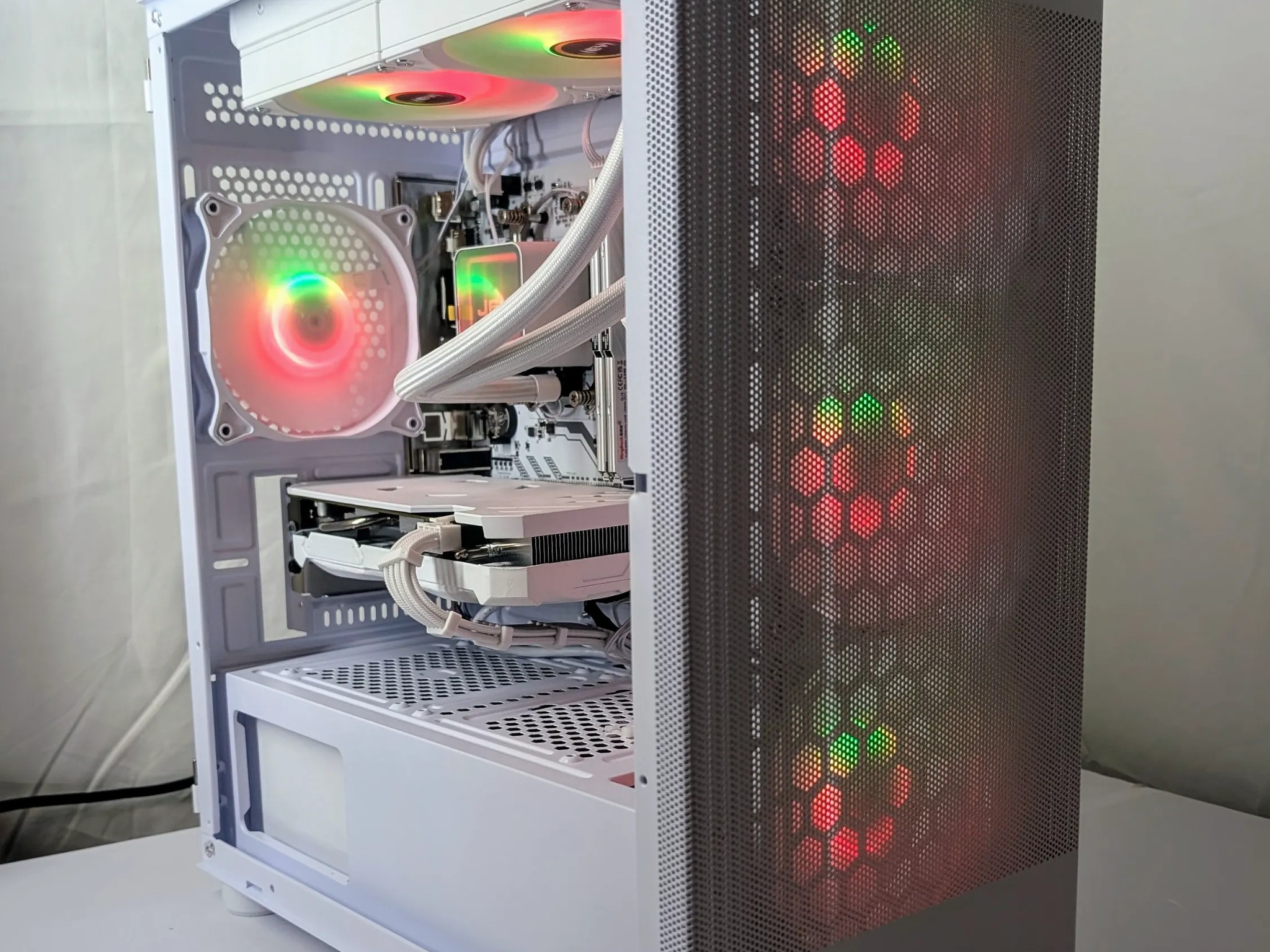 🔥 White Gaming PC – RTX 4060 | Ryzen 5 3600 | 32GB RAM | 1TB NVMe | Wi-Fi & Bluetooth 🔥