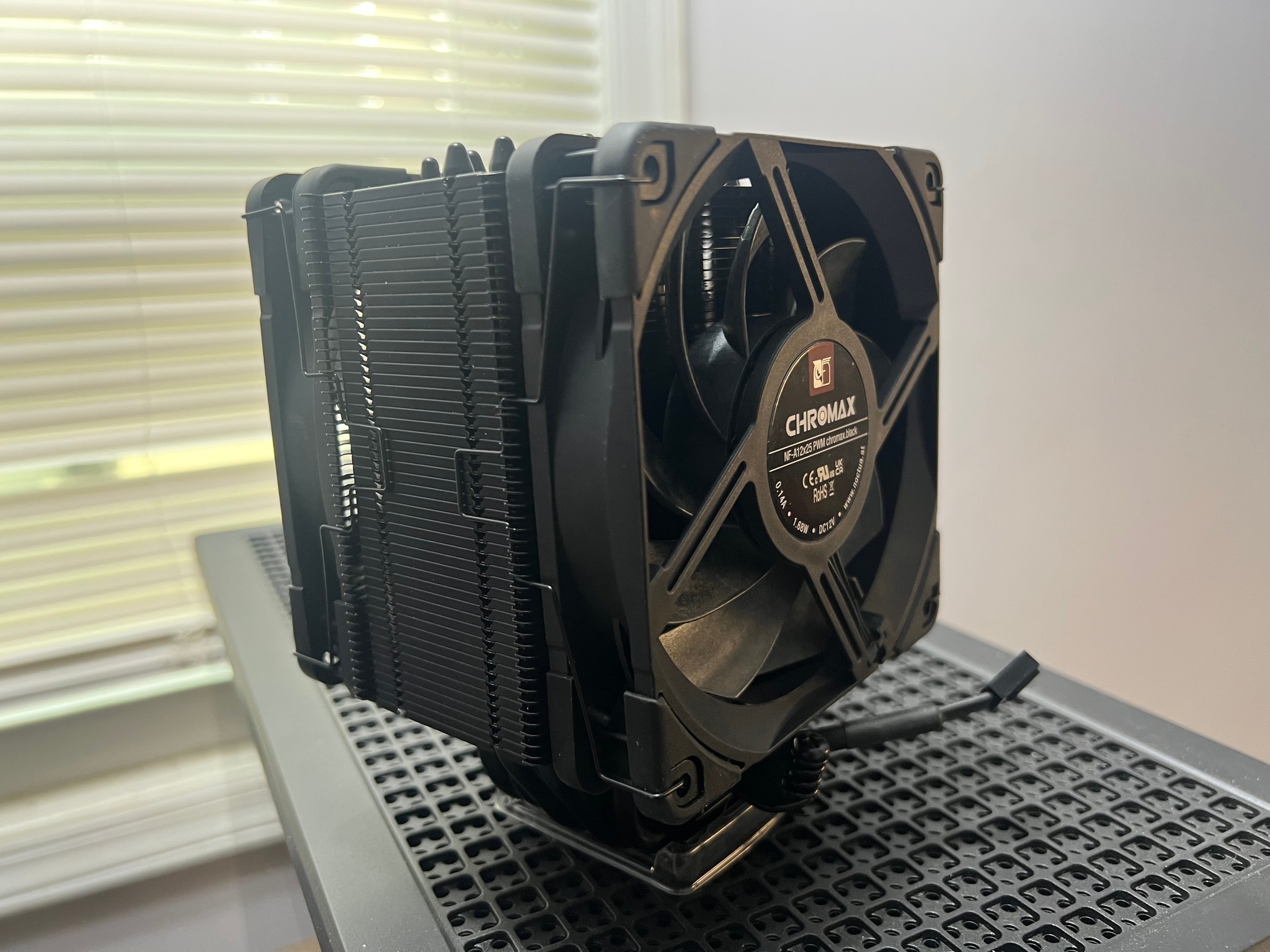 Noctua NH-U12A chromax.Black, 120mm Single-Tower CPU Cooler (Black)