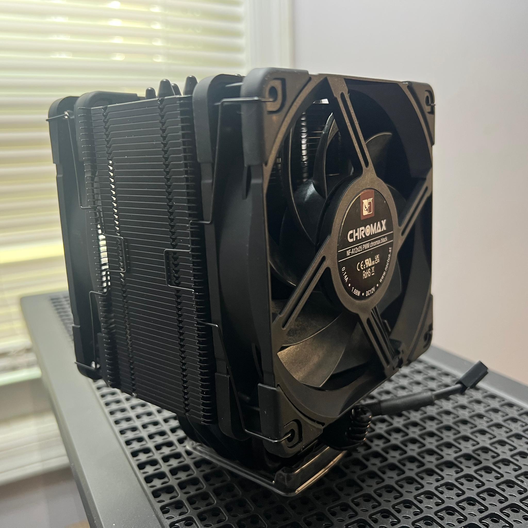 Noctua NH-U12A chromax.Black, 120mm Single-Tower CPU Cooler (Black)