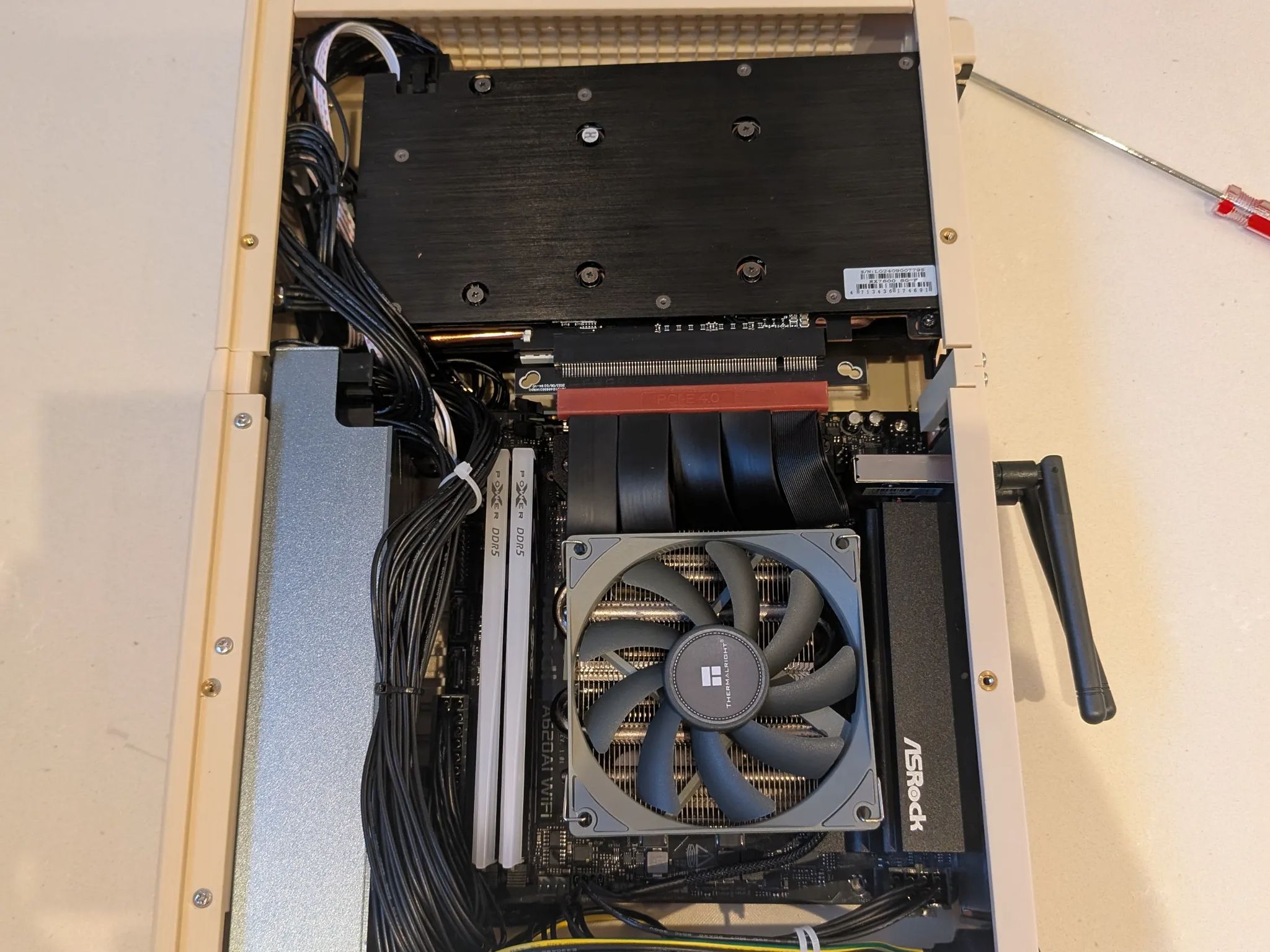 XP Bliss - RX 7600, Ryzen 5 8400F, 32 GB DDR5, 2 TB Gen 4 NVME, RGB, Sleeper