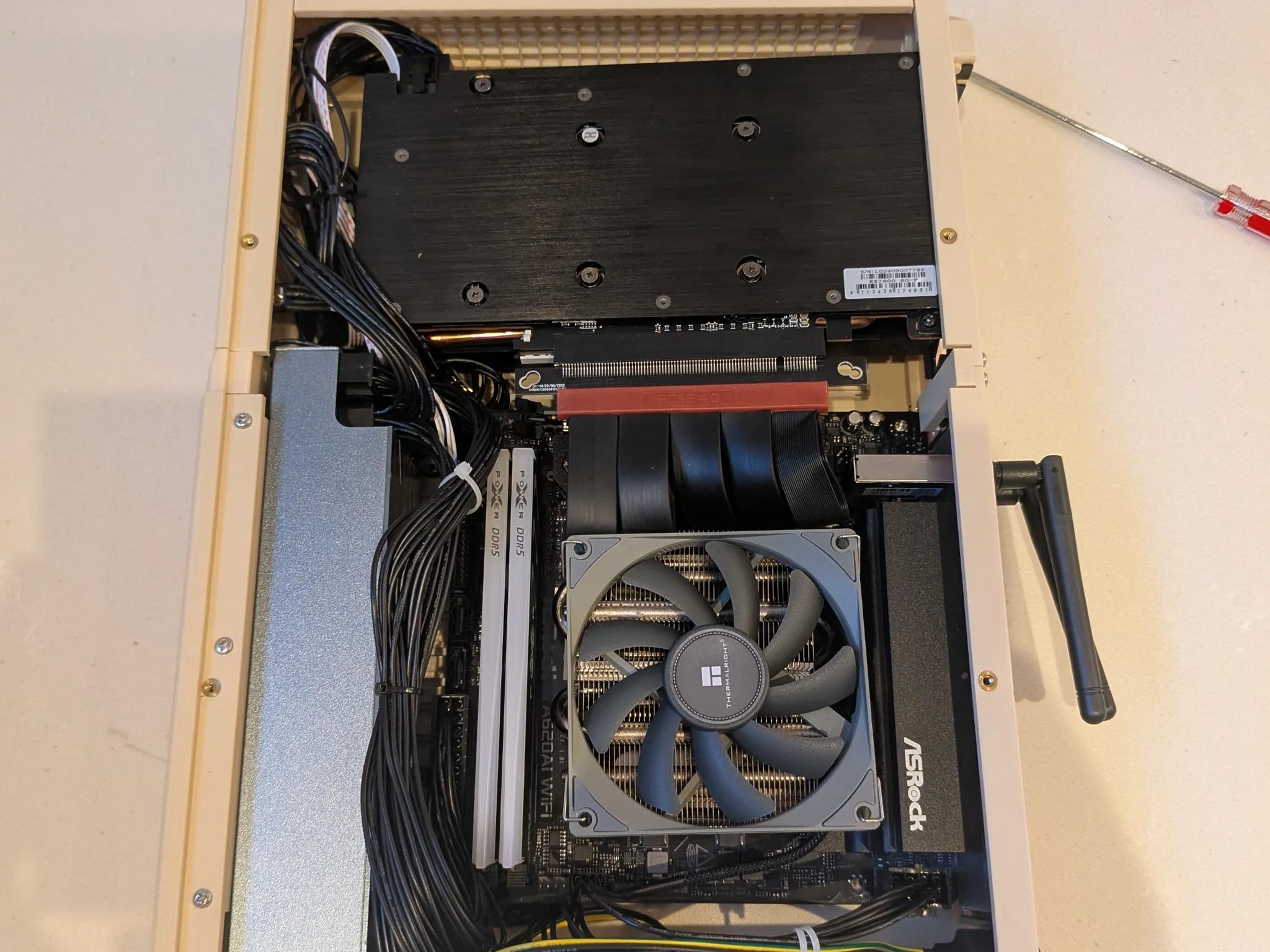 XP Bliss - RX 7600, Ryzen 5 8400F, 32 GB DDR5, 2 TB Gen 4 NVME, RGB, Sleeper