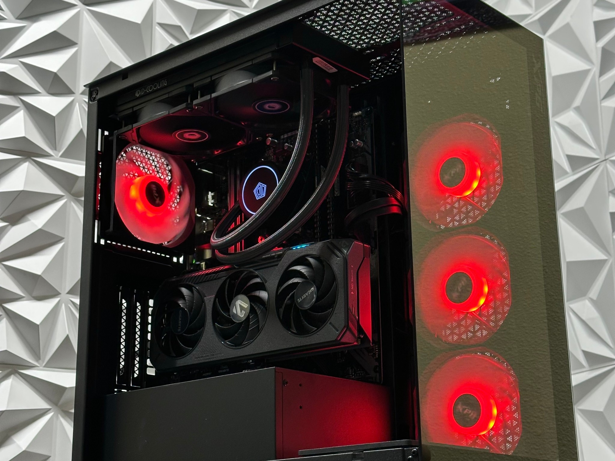 Gaming pc / Ryzen 5 5600x / RTX 5060 / 32GB 3200MHz Ram / 1TB crucial SSD / B550 / windows 11 pro