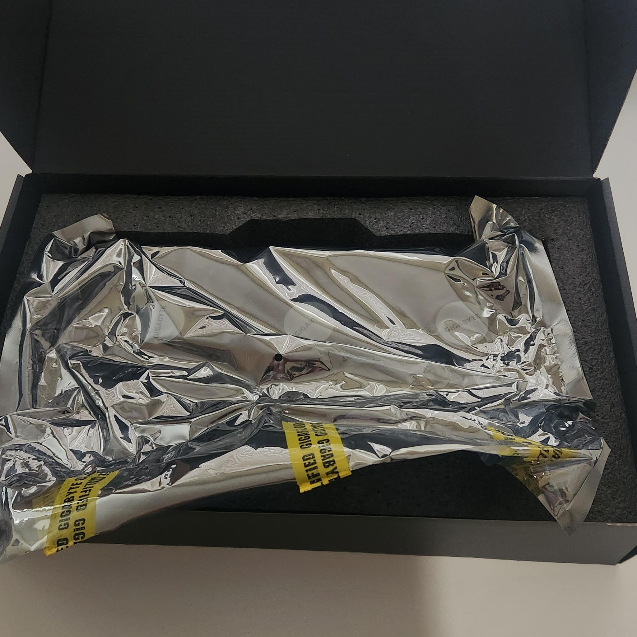 Radeon RX 7800xt GIGABYTE GAMING OC 16gb VRAM + CABLE EXTENSIONS
